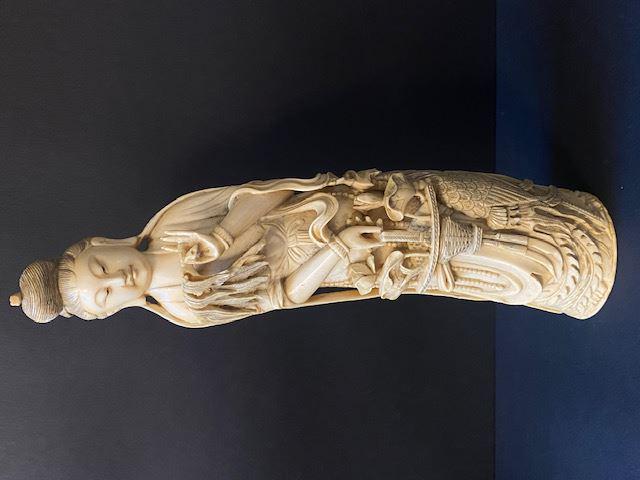Grand sujet en ivoire sculpté figurant une (1 of 3)