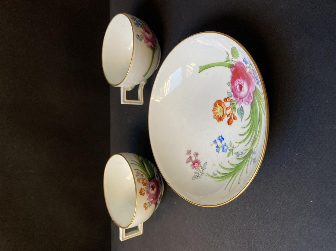 Deux tasses et une sous tasse en porcelaine de Meissen: Deux tasses et une sous tasse en porcelaine de Meissen à décor de fleurs Marque dessous