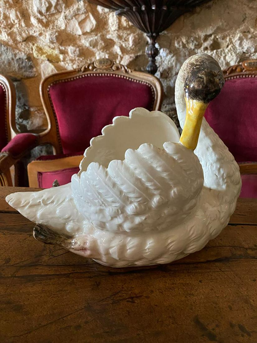 Jérôme MASSIER (1850-1926)Cache pot en: Jérôme MASSIER (1850-1926)Cache pot en faïence figurant un cygneSigné dessous26 x 33 x 19 cm