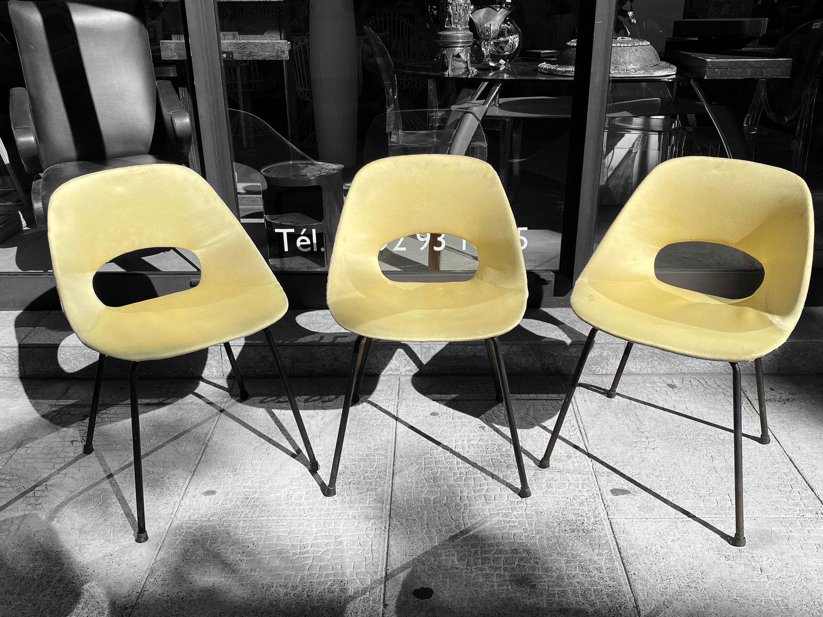 Pierre GUARICHE (1926-1995) - Edition STEINER Trois: Pierre GUARICHE (1926-1995) - Edition STEINER Trois chaises modèle "tonneau" garnies de tissu jaune 71 x 47 x 43 cm