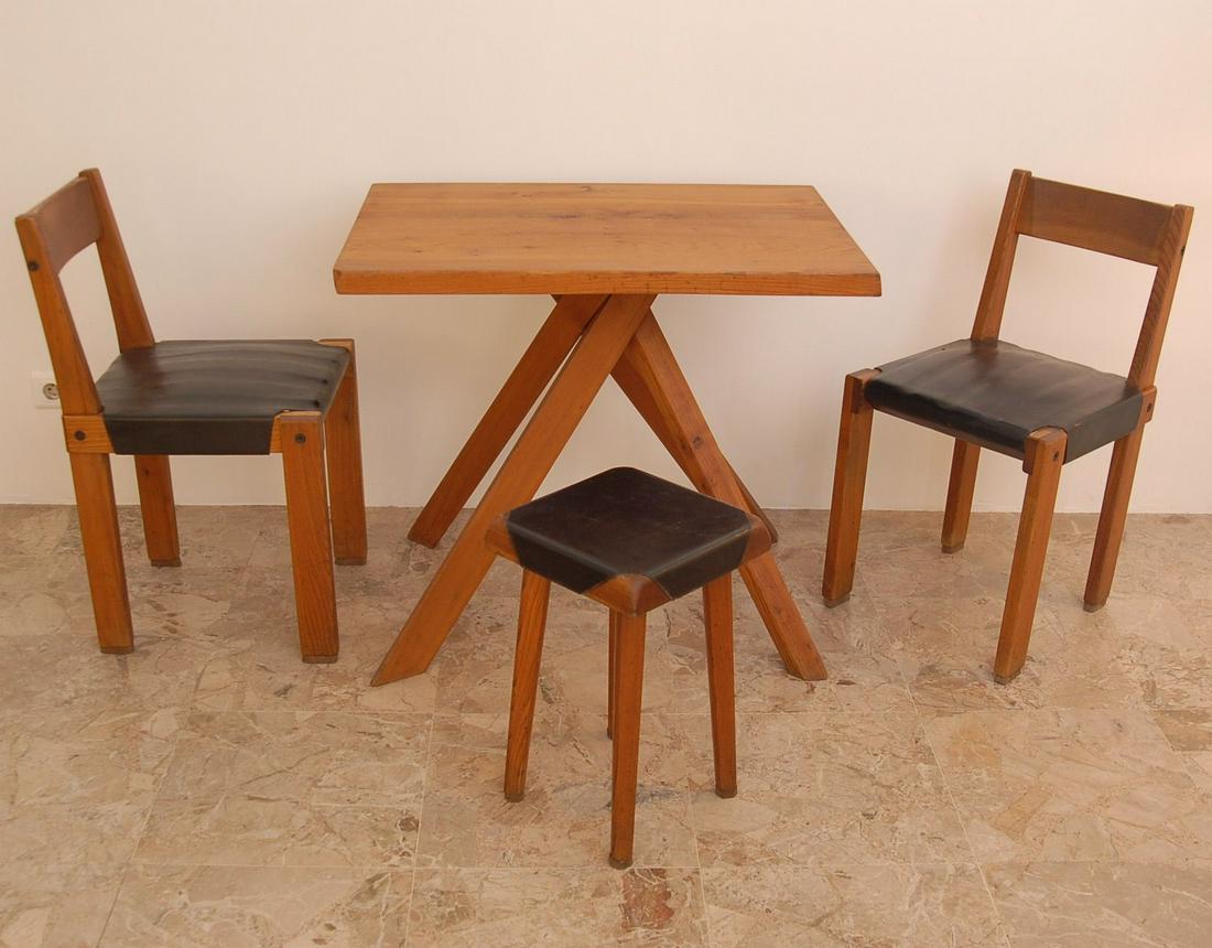 Pierre CHAPO (1927-1987) Ensemble en bois comprenant: Pierre CHAPO (1927-1987) Ensemble en bois comprenant une table de salle à manger, deux chaises et un tabouret à l'assise en cuir noir Vers :1975 Modèles « T 27a ». « S 01