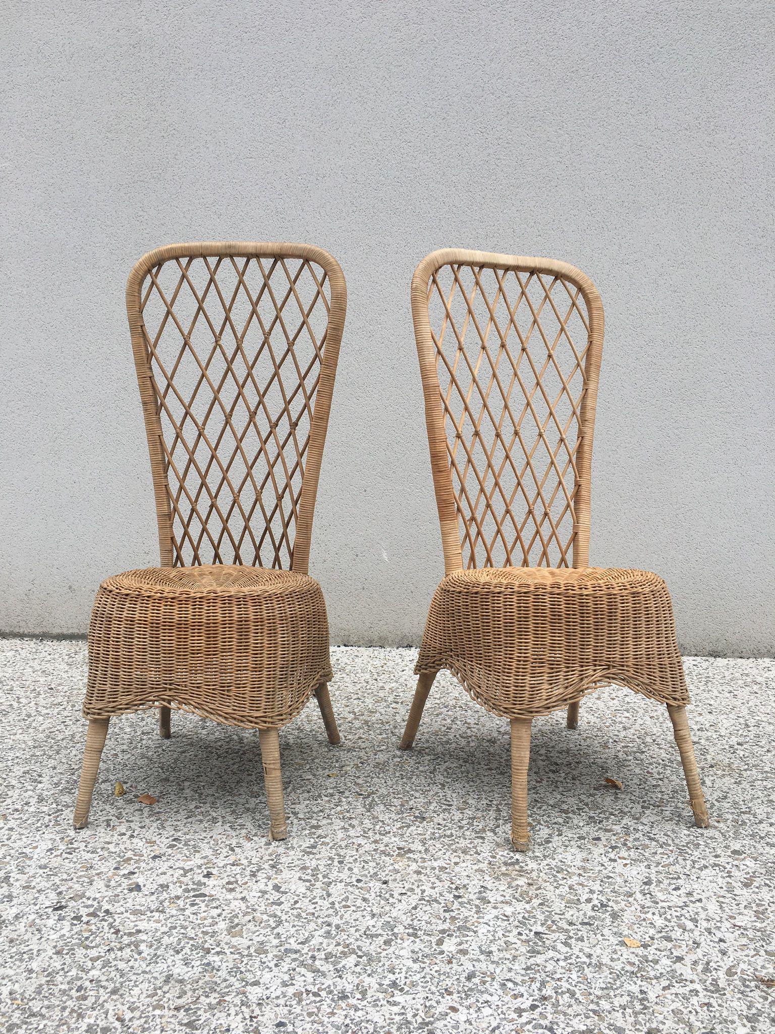 Jean ROYERE (dans le goût de), vers 1950 Paire de: Jean ROYERE (dans le goût de), vers 1950 Paire de chaises en rotin à haut dossier à décor de croisillons. 104 x 47 x 45 cm *Vendu sur désignation