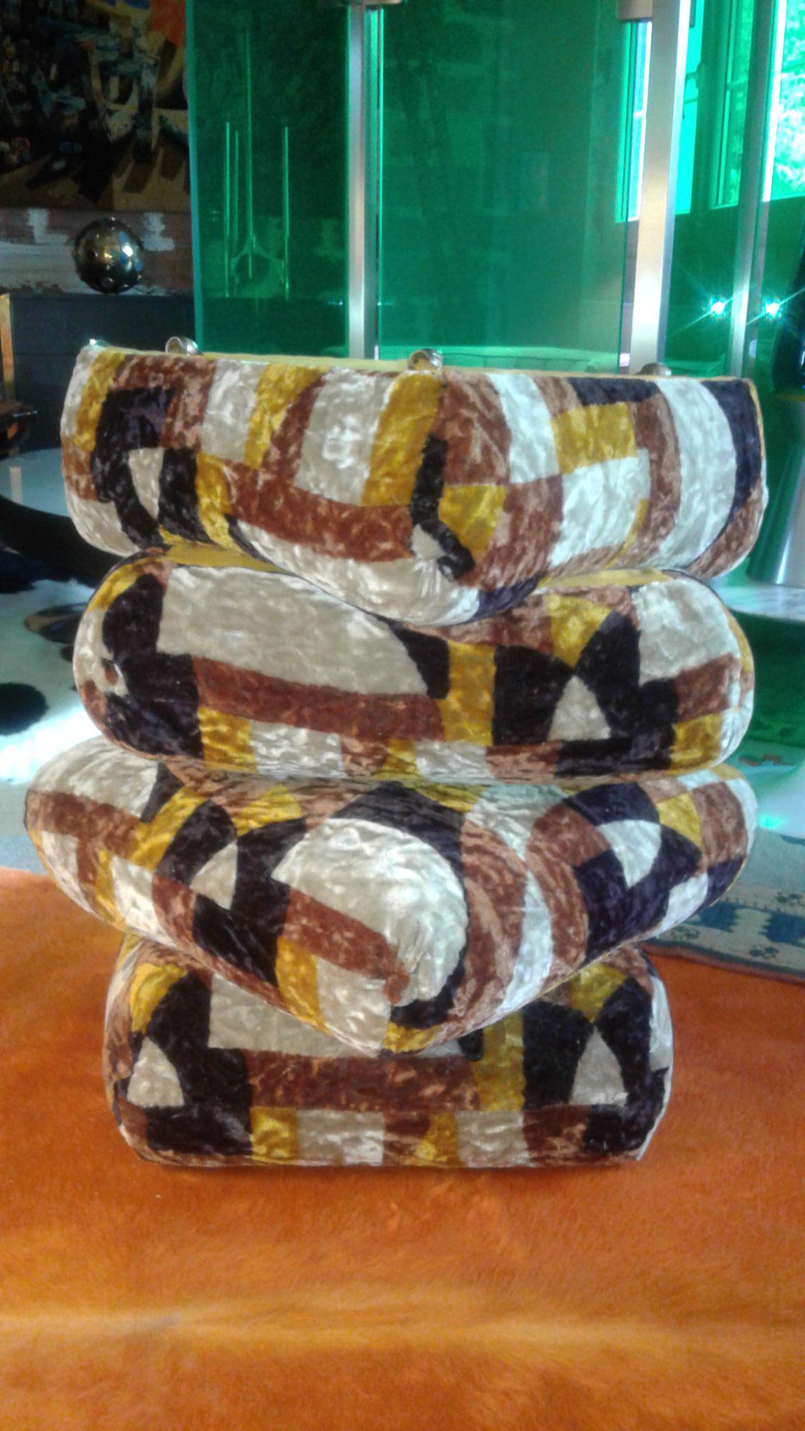 Jacques CHARPENTIER, MAISON JANSEN, vers 1970 Paire de: Jacques CHARPENTIER, MAISON JANSEN, vers 1970 Paire de poufs couverts de velours à décor géométrique reposant sur des roulettes en métal chromé. 38 x 40 x 40 cm *Vendu su