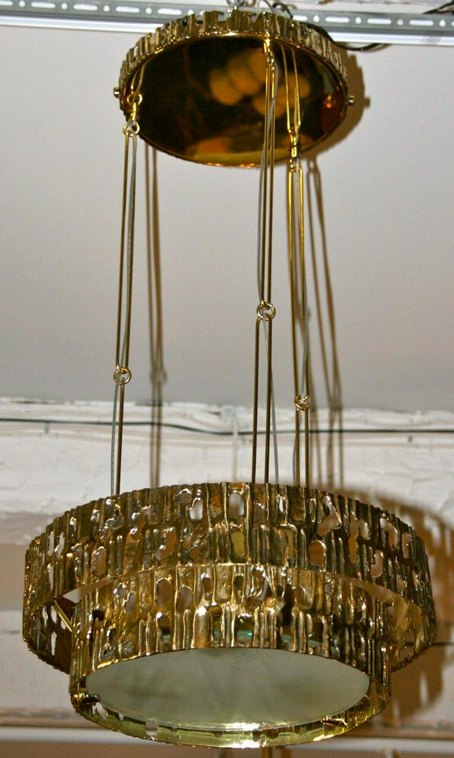 Angelo BROTTO - Edition ESPERIA Suspension circulaire: Angelo BROTTO - Edition ESPERIA Suspension circulaire en bronze et verre - Vers 1970 78 x 40 cm * Vendu sur désignation (disponible à l’étude après la vente sans frais suppl&