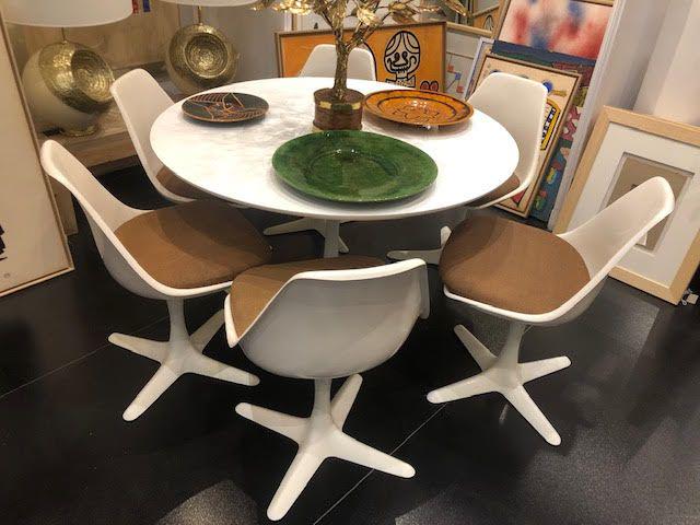 Maurice BURKE (XX) pour ARKANA - Vers 1960 Salle à: Maurice BURKE (XX) pour ARKANA - Vers 1960 Salle à manger Tulipe en fibre de verre et aluminium comprenant une table circulaire (72 x 121 cm) et six chaises (79 x 51 x 46 cm) * Vendu sur dés