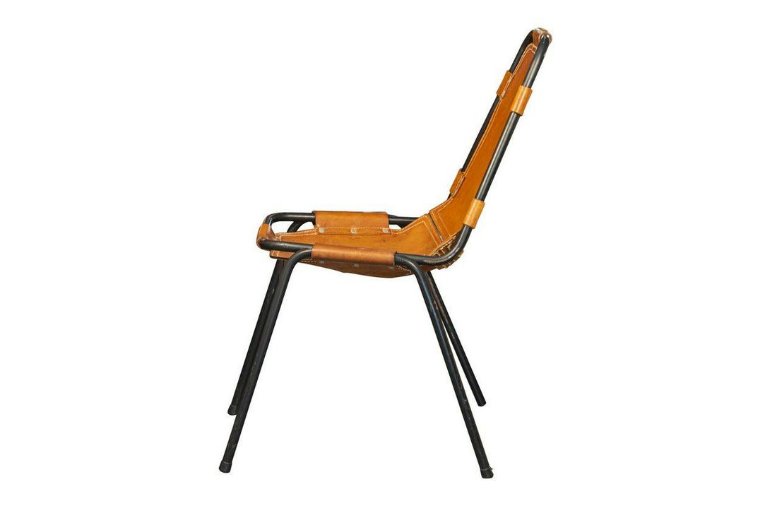 Suite de 6 chaises modèle « Les Arcs »: Suite de 6 chaises modèle « Les Arcs » en métal laqué noir et cuir tendu de couleur havane Note : modèle sélectionné par Charlotte Perriand pour la station 