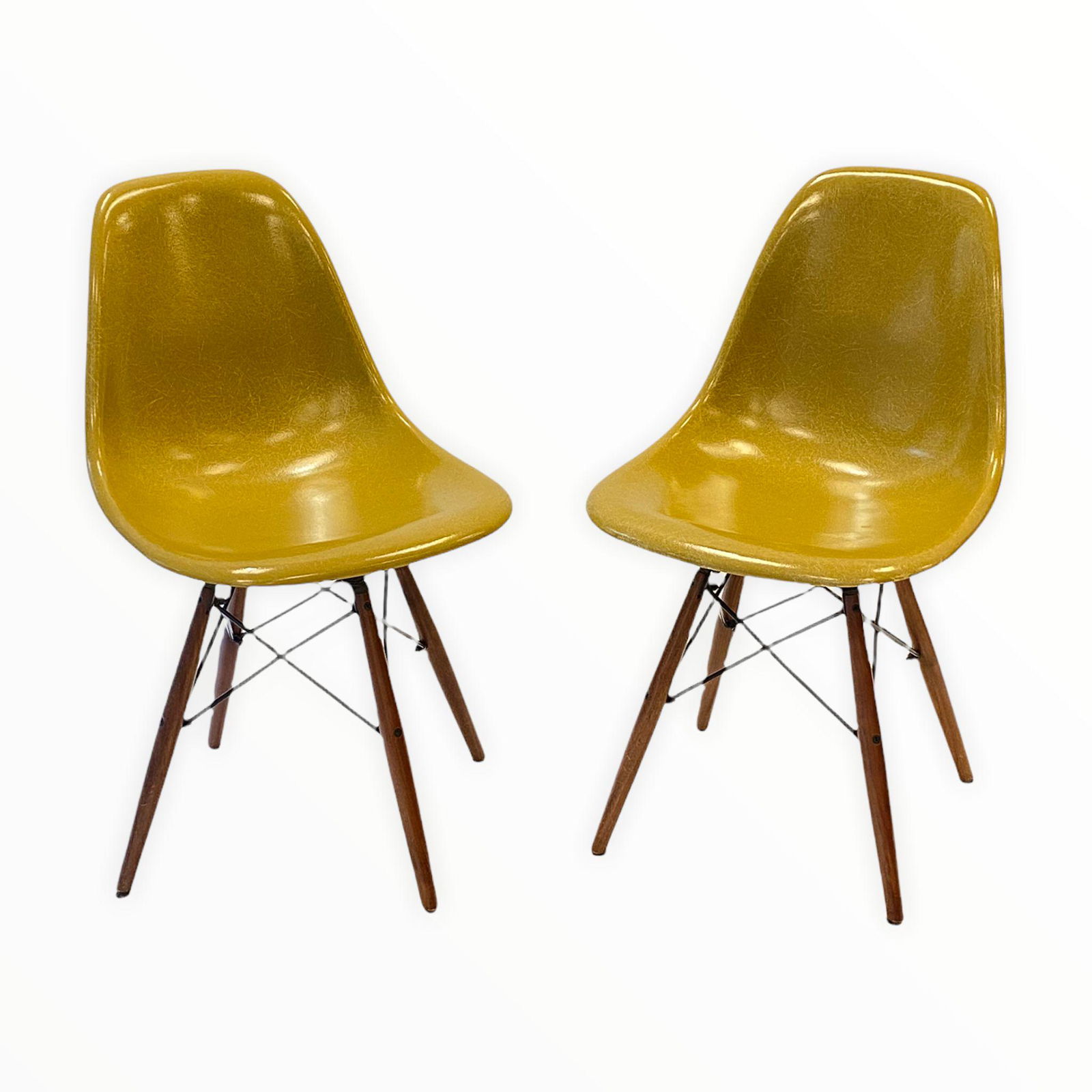 Charles & Ray EAMES (XX-XXI), dans le gout de - Edition: Charles & Ray EAMES (XX-XXI), dans le gout de - Edition MODERNICA Paire de chaises pivotantes à tons bruns, coques en fibre de verre et piètements en bois et métal 85 x 57 x 58 cm