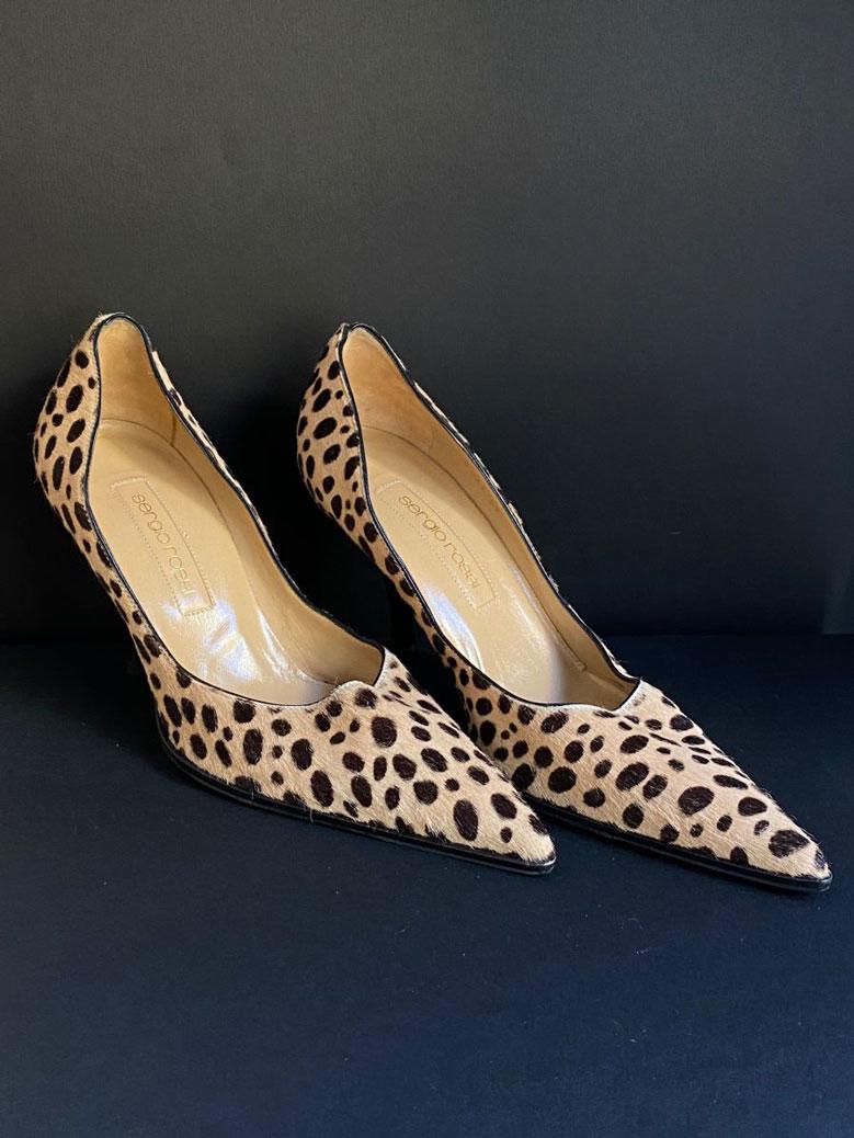 SERGIO ROSSI Paire d'escarpins en poulain façon: SERGIO ROSSI Paire d'escarpins en poulain façon léopard Taille 37 (bon état)