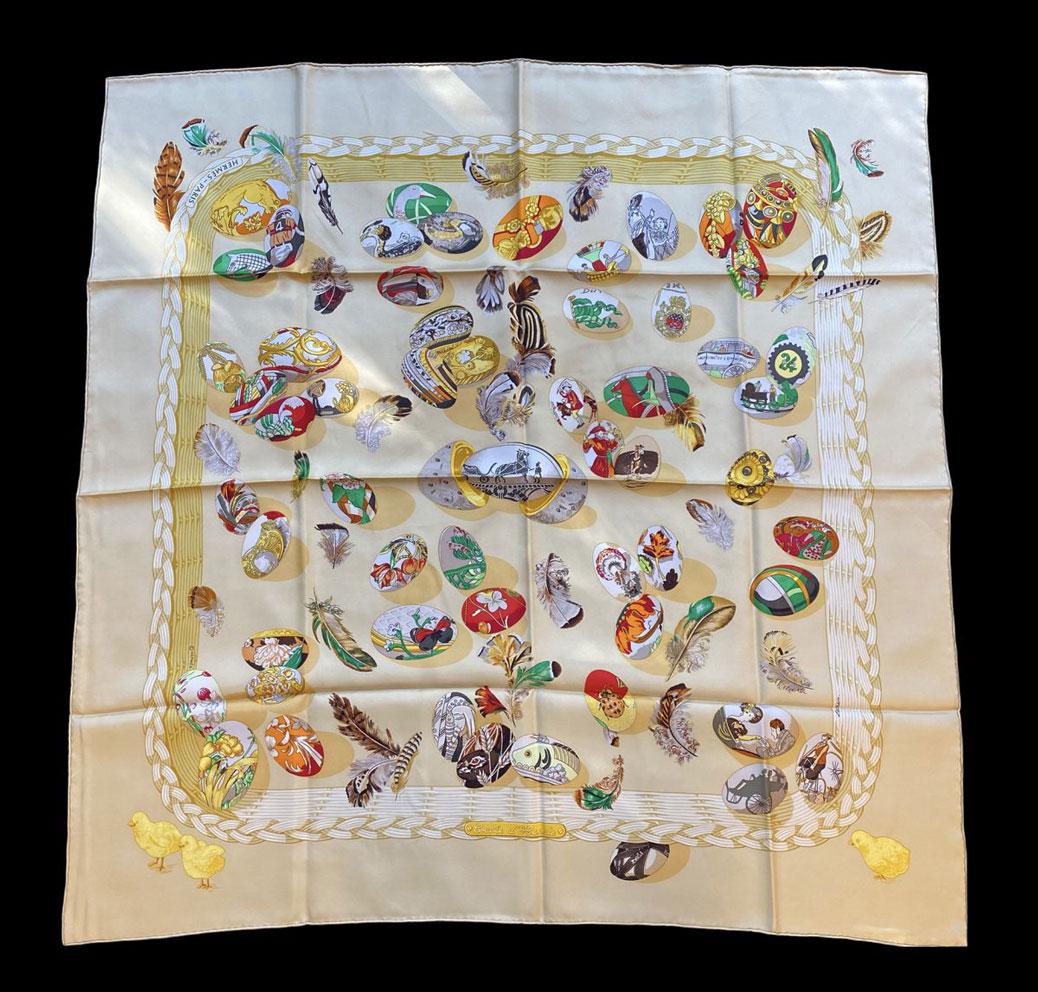 HERMES Carré en soie imprimée, titré: HERMES Carré en soie imprimée, titré "Couvée d'Hermès". Signé Latham 90 x 90 cm (bon état) Dans sa boite d'origine