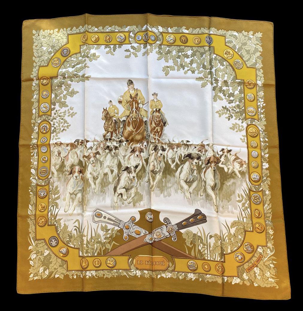 HERMES Carré en soie imprimée, titré: HERMES Carré en soie imprimée, titré "Le débuché". Signé Hallo 90 x 90 cm (légèrement tâché)