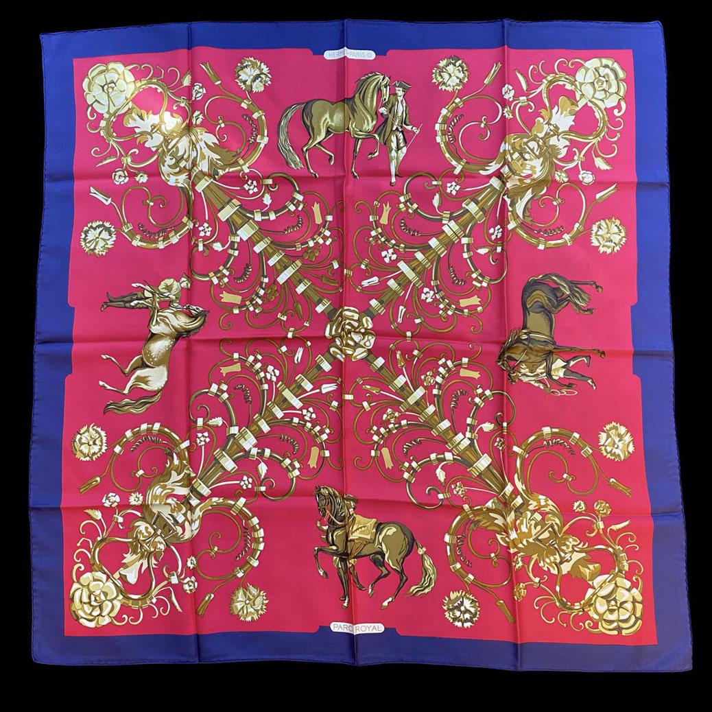 HERMES Carré en soie imprimée, titré: HERMES Carré en soie imprimée, titré "Parc royal" 90 x 90 cm (bon état) Dans sa boite d'origine