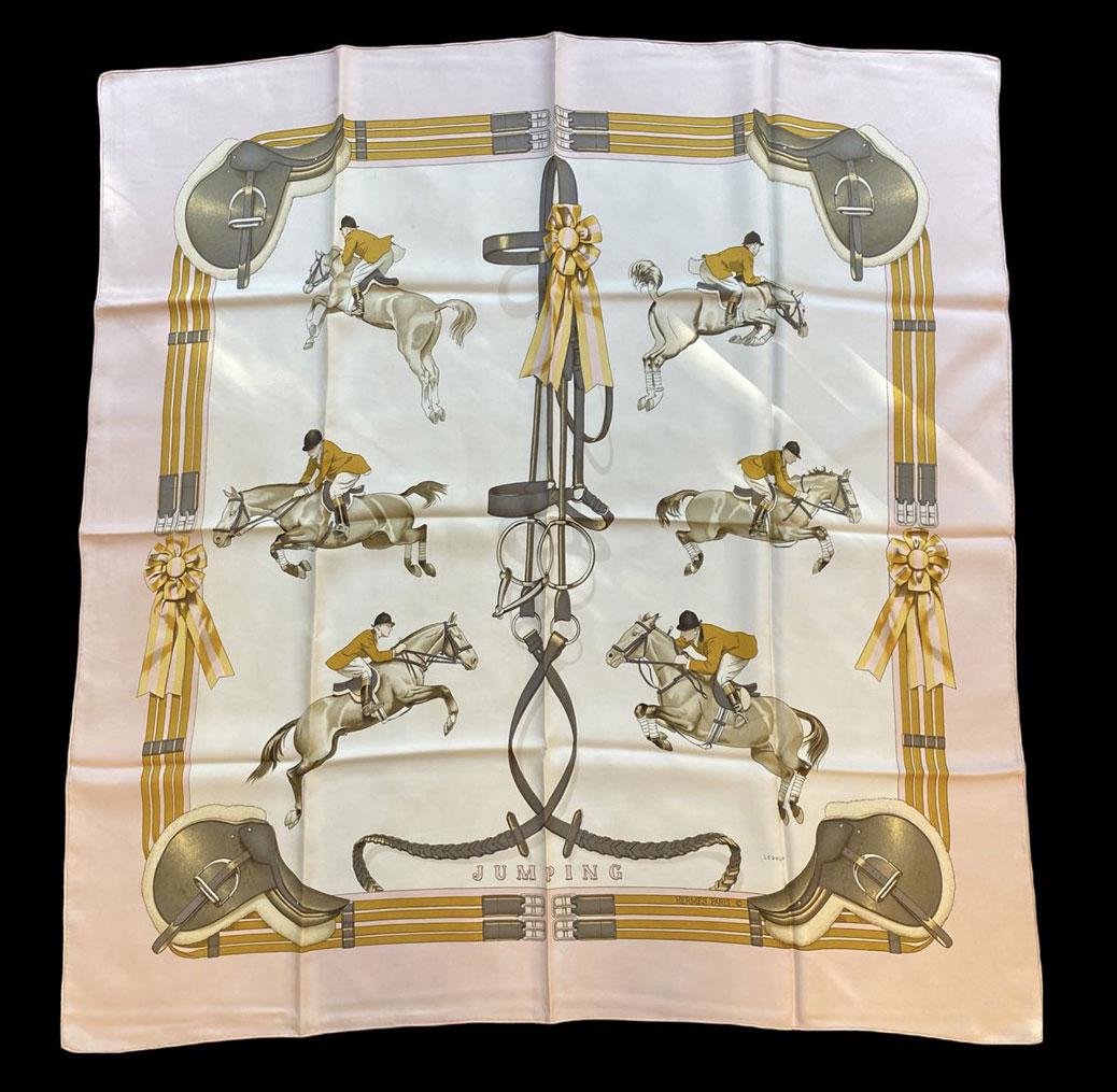 HERMES Carré en soie imprimée, titré: HERMES Carré en soie imprimée, titré "Jumping". Signé Ledoux 90 x 90 cm (légèrement tâché)