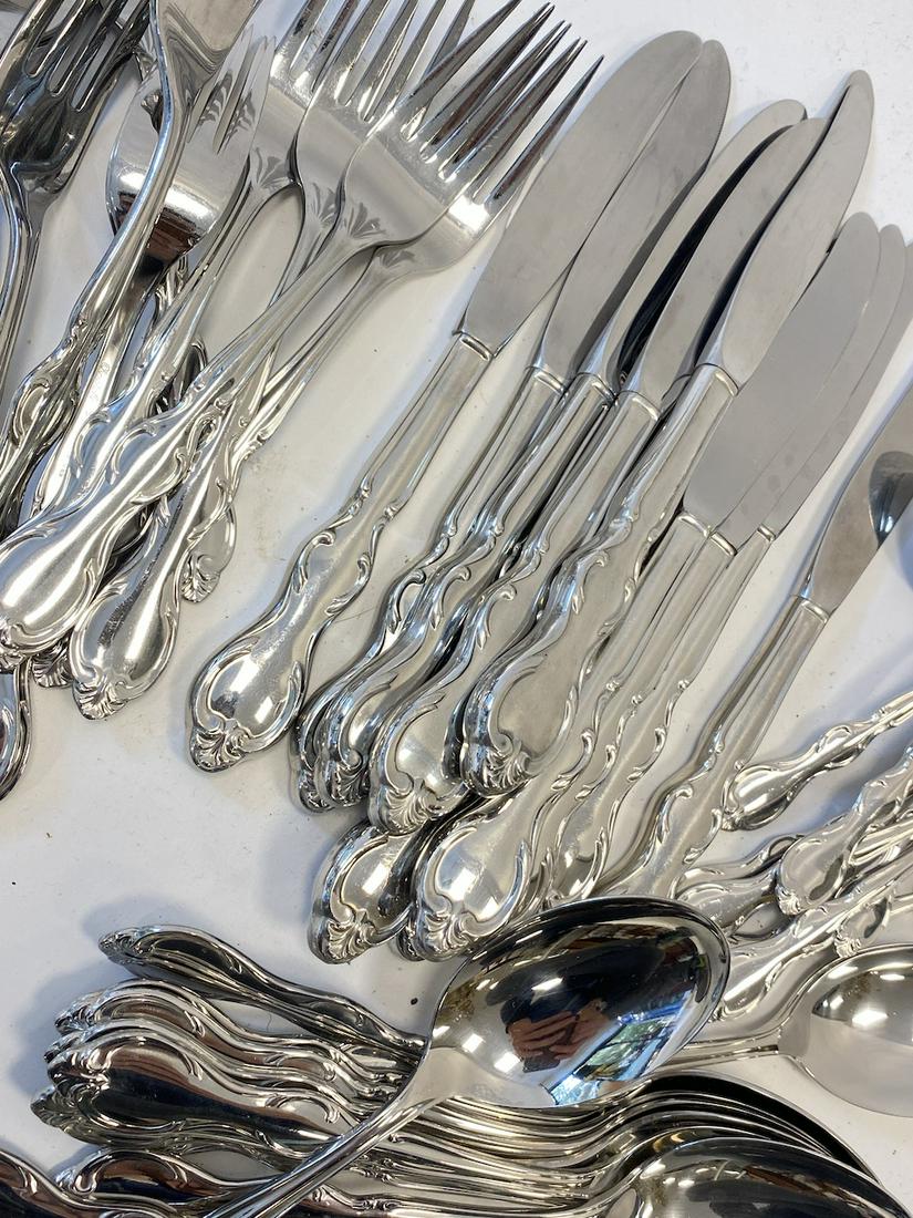 Christofle International USA Partie de ménagè: Christofle International USA Partie de ménagère en inox comprenant 49 pièces dont : 12 cuilières, 12 fourchettes, 12 couteaux , 12 petites cuillières et 1 louche