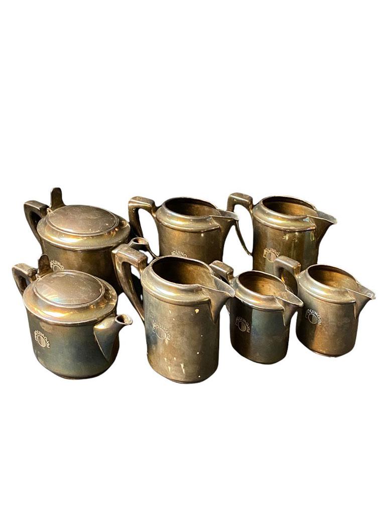 CHRISTOFLE Modèle "équinoxe" Service à: CHRISTOFLE Modèle "équinoxe" Service à thé en métal argenté comprenant sept pièces : deux théières de 0,5 et 0,3 L, trois verseuses de 0,3 L et deux verseu