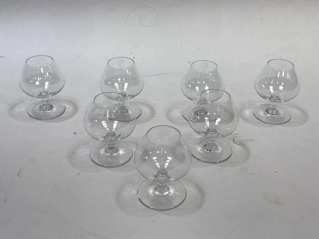 BACCARAT Série de 7 petits verres à liqueur (1 of 1)