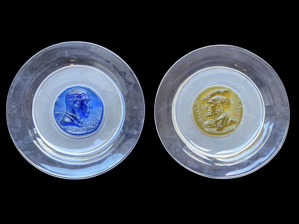 DAUM Ensemble de deux assiettes commémoratives (1 of 3)