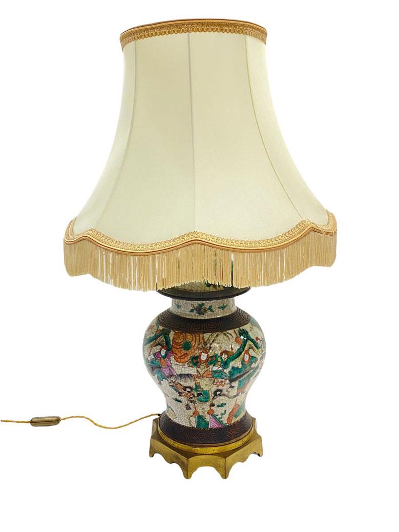 Vase monté en lampe en porcelaine émaillé: Vase monté en lampe en porcelaine émaillée à décor de guerriers Japon H : 47 cm (avec la douille)
