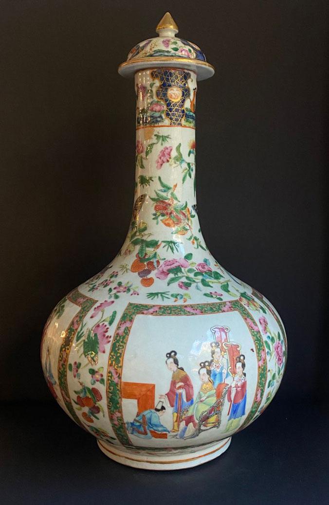 Vase à col long et son couvercle en porcelaine (1 of 4)