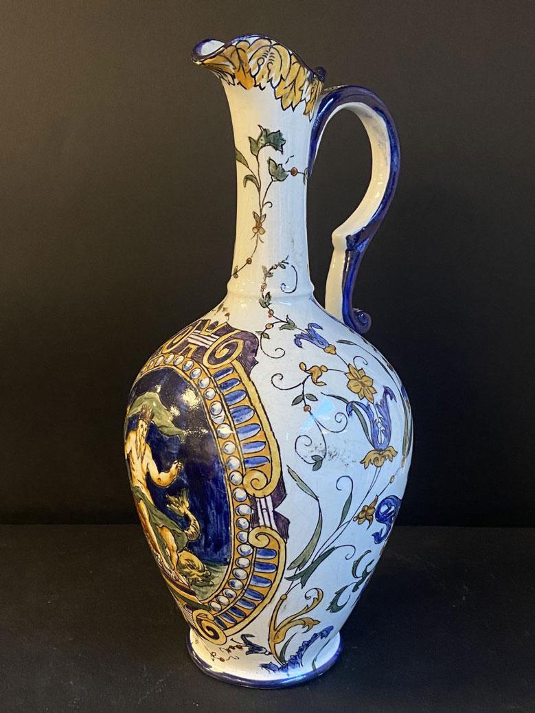 GIEN Ensemble de pièces en faience de Gien à: GIEN Ensemble de pièces en faience de Gien à décors de personnages et dragons comprenant : une paire de vases balustres à anses, H : 35 cm ; un pichet, H : 25 cm ; une coupe, 30 x