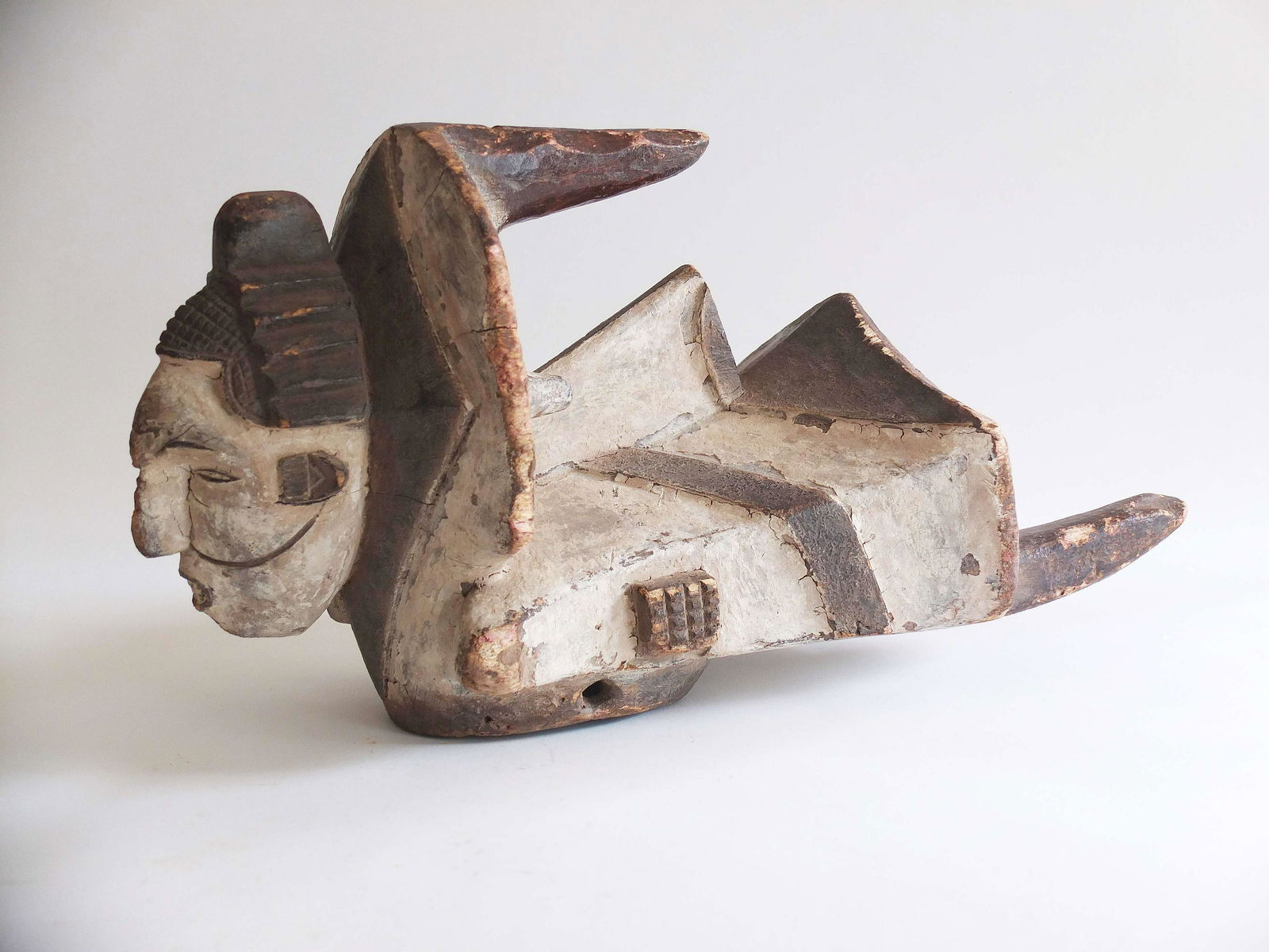 Masque anthropozoomorphe "ogbodo enyi " en bois et (1 of 6)