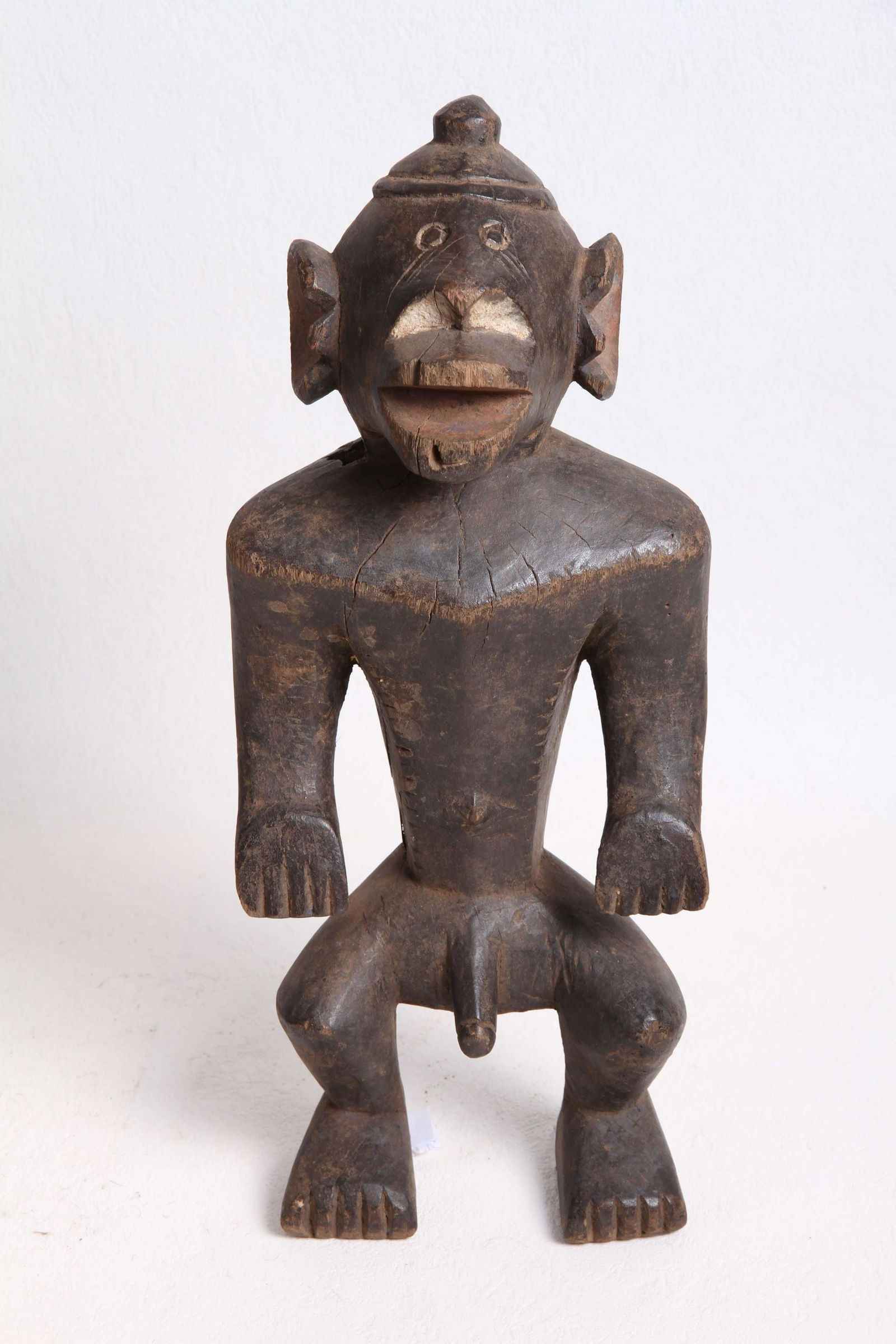 Statue en bois masculine fermement campée sur de (1 of 2)