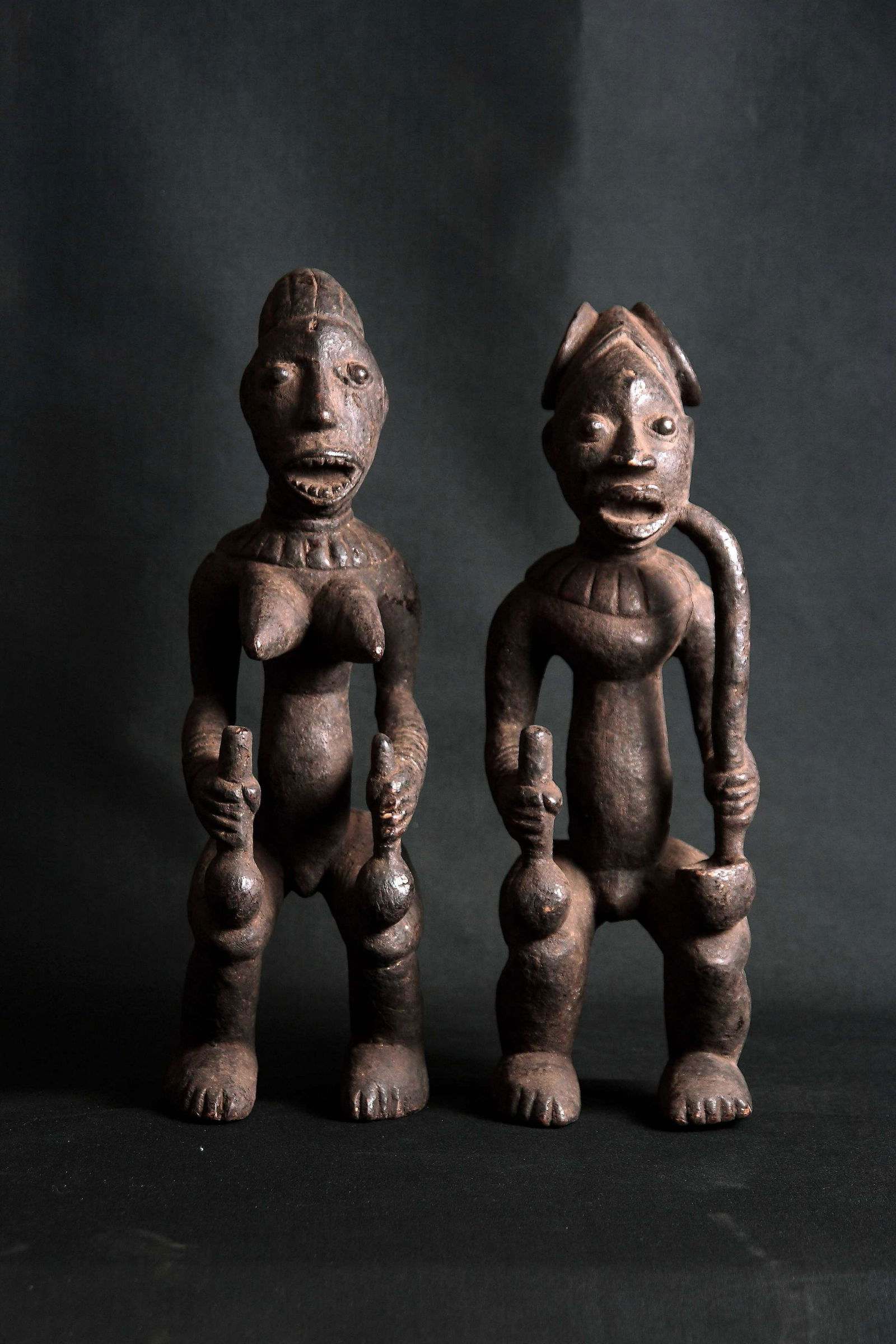 Paire de statues en bois figurant des personnages (1 of 7)