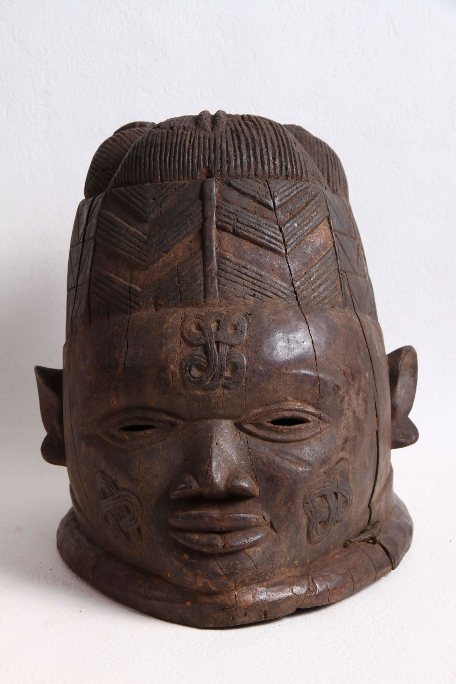 Masque-heaume gélédé en bois aux traits (1 of 4)