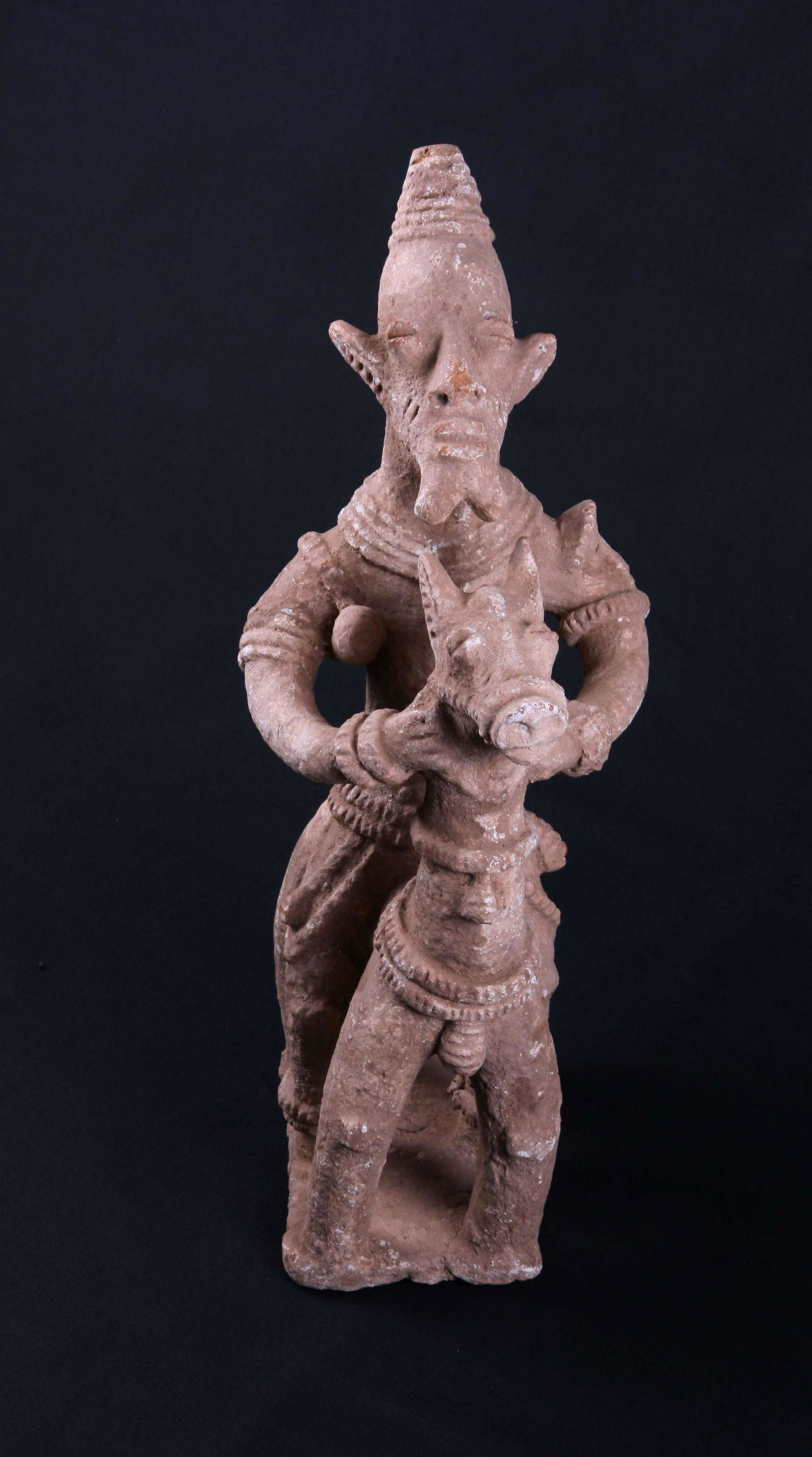 Statue en terre cuite représentant un cavalier sur (1 of 3)