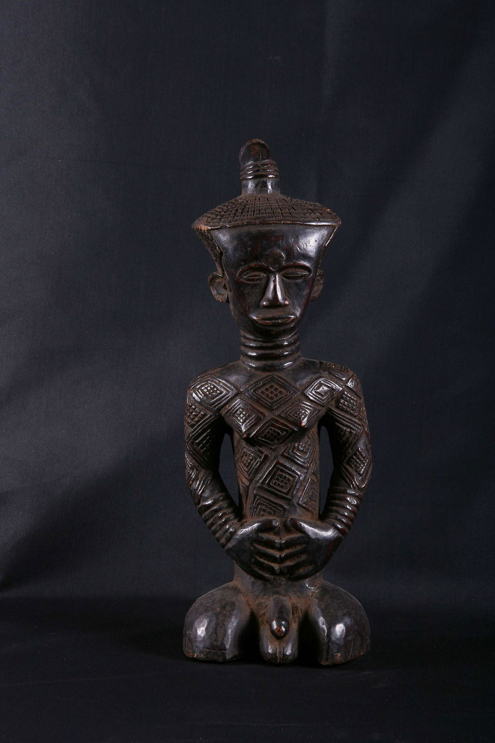 Statuette en bois figurant un personnage masculin aux (1 of 3)