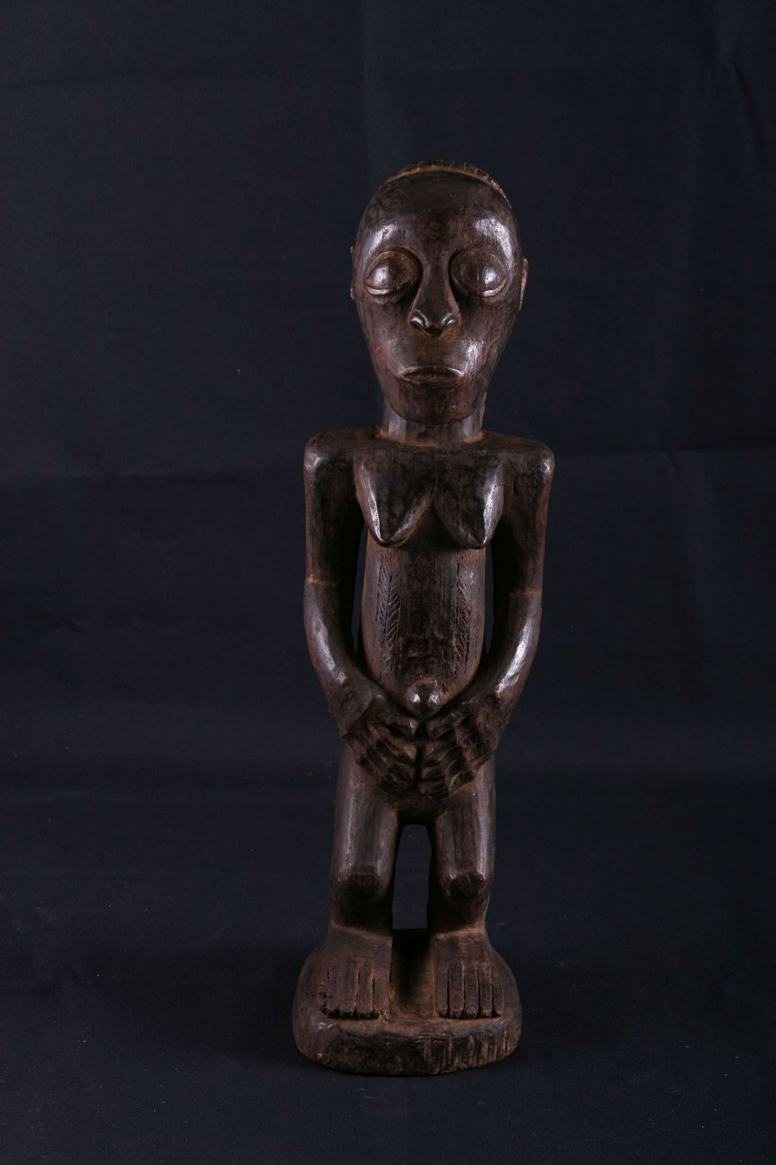 Statue féminine en bois aux jambes fléchies, (1 of 3)