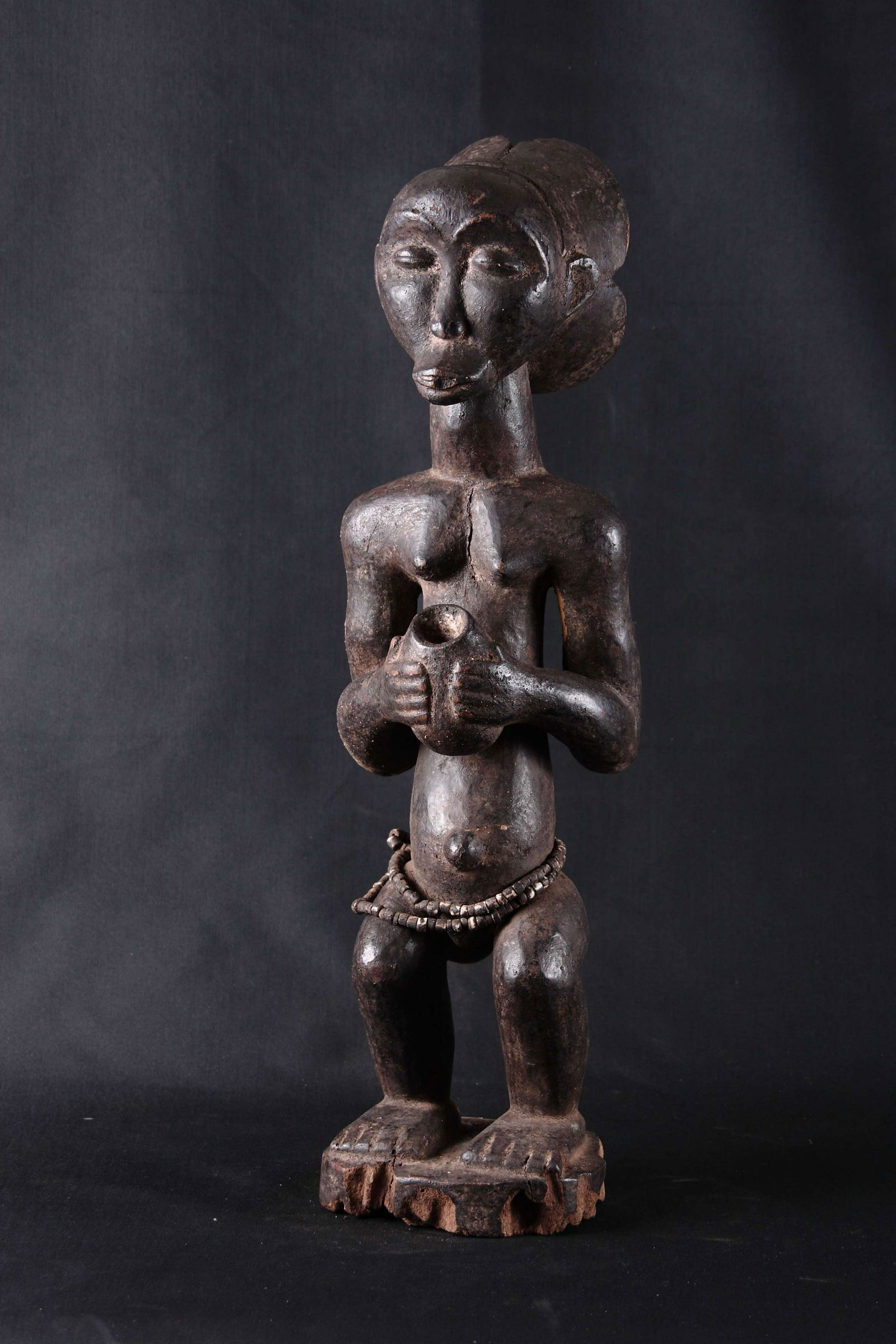 Statuette en bois figurant un personnage debout, les (1 of 2)