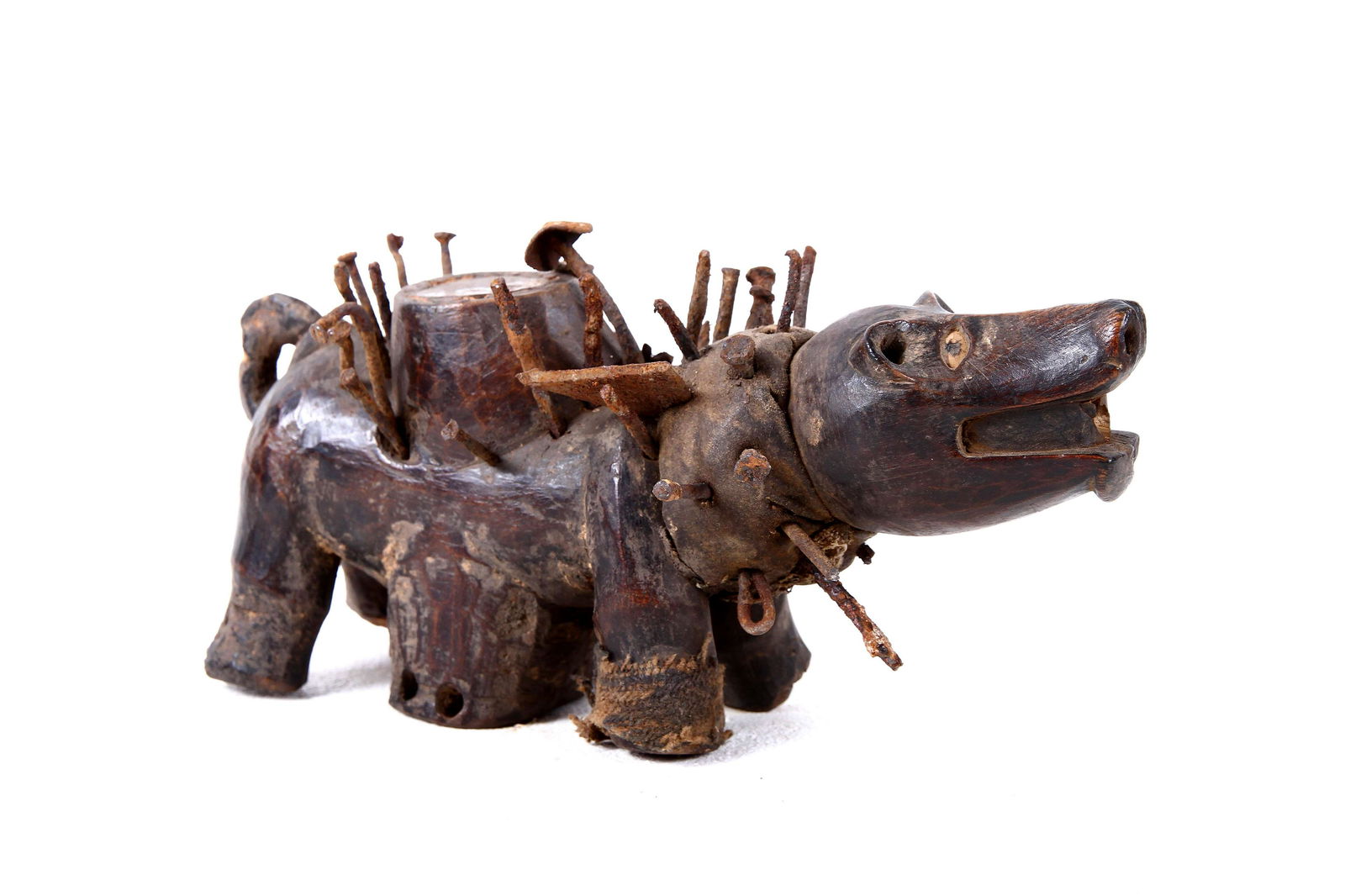 Statuette nkisi fétiche en bois, clous et tissu (1 of 5)