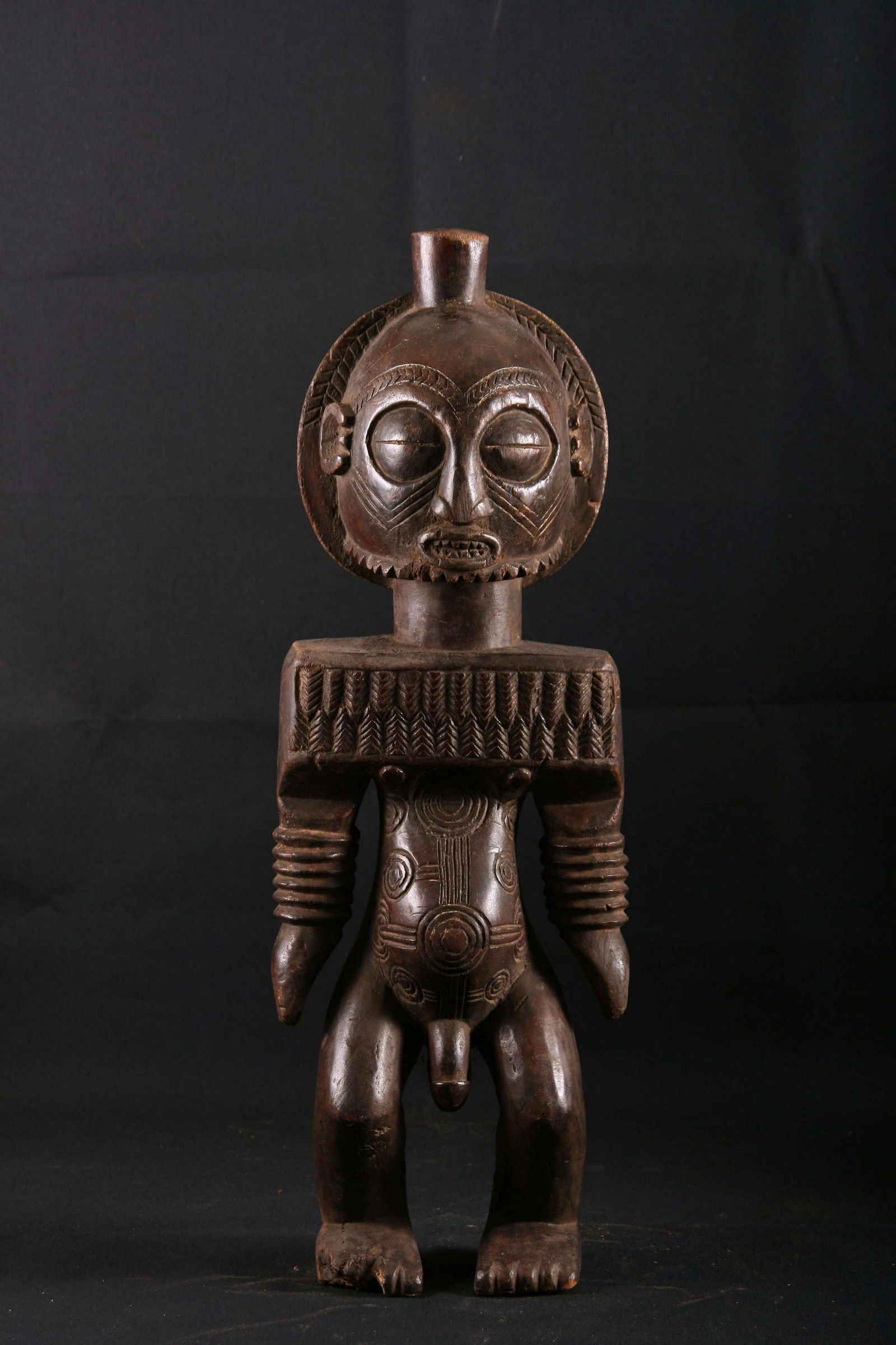 Statue masculine en bois au corps et au visage orné (1 of 2)