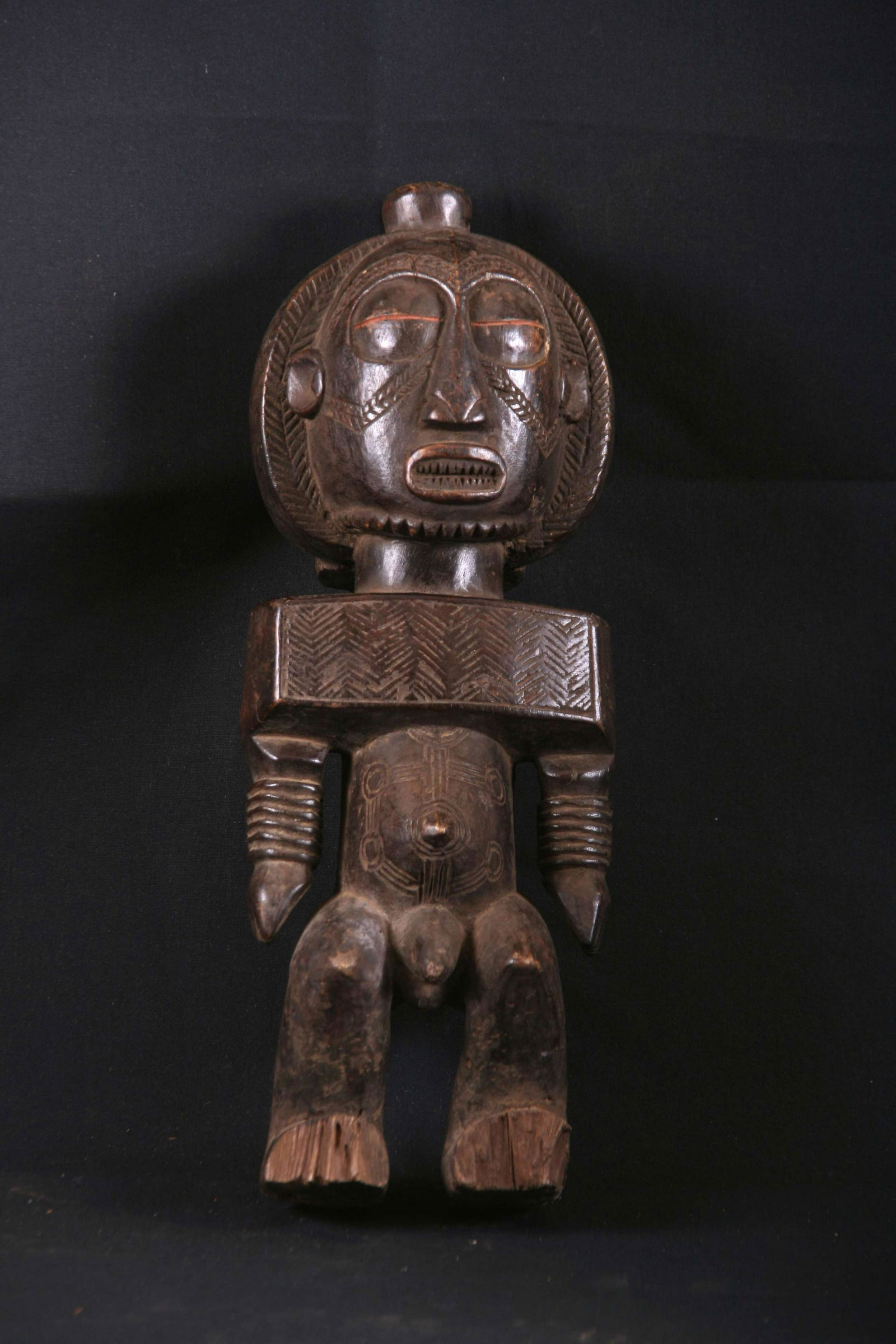 Statue masculine en bois au corps et au visage orné (1 of 2)