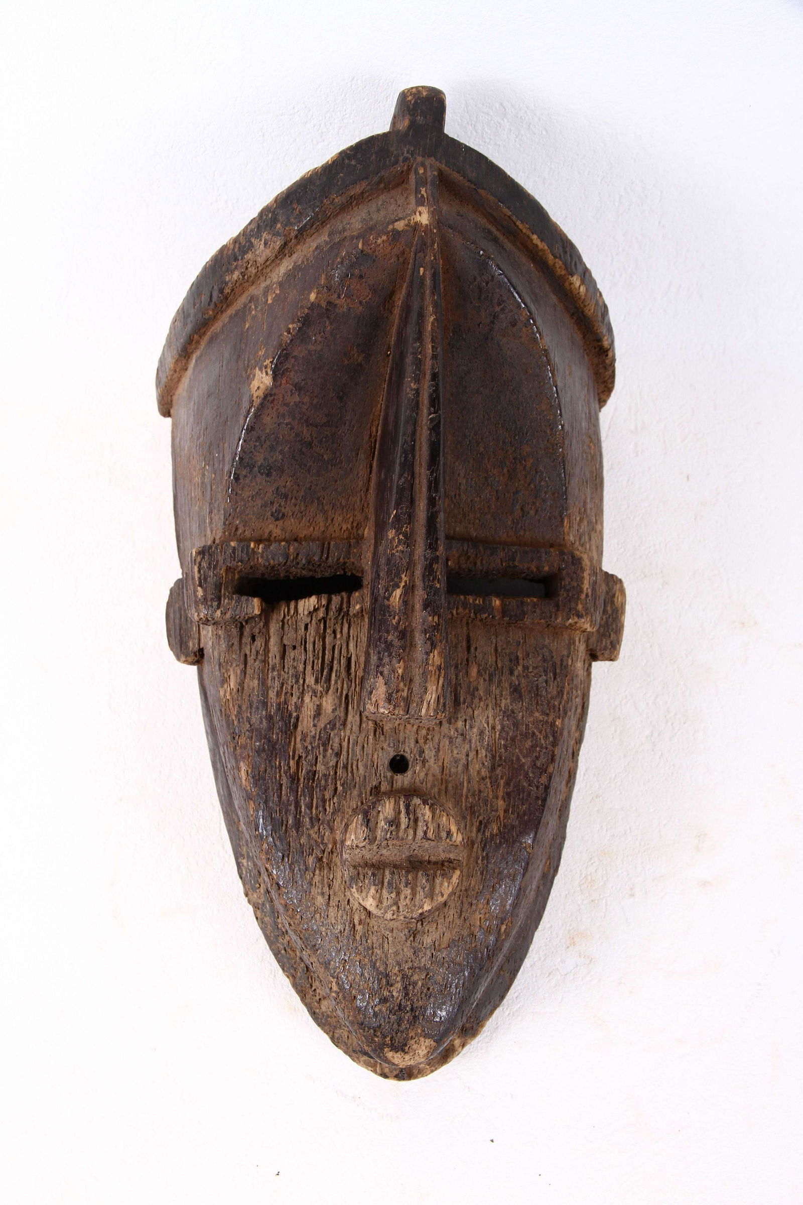 Masque en bois au visage oblong stylisé, aux yeux (1 of 3)