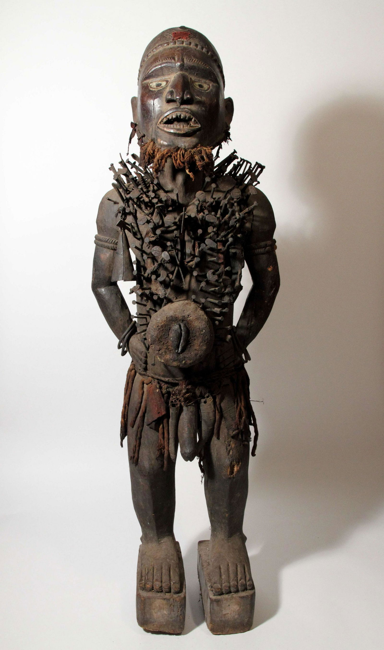 Statue Nkisi en bois, clous et fer figurant un (1 of 3)