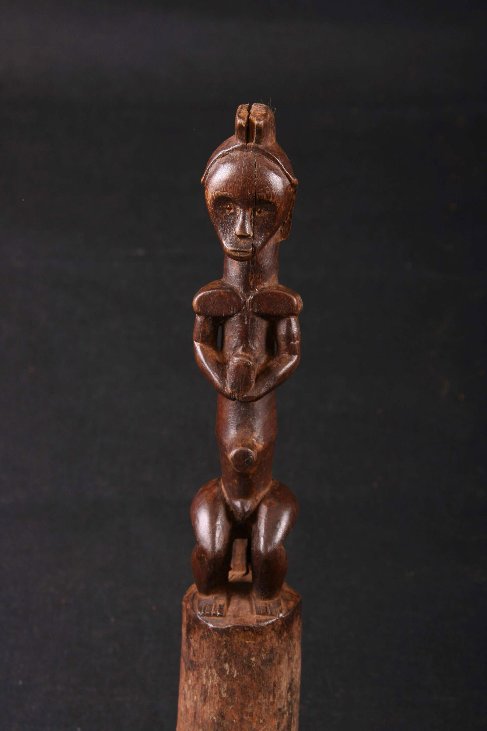 Bâton en bois surmonté d'une figure (1 of 1)