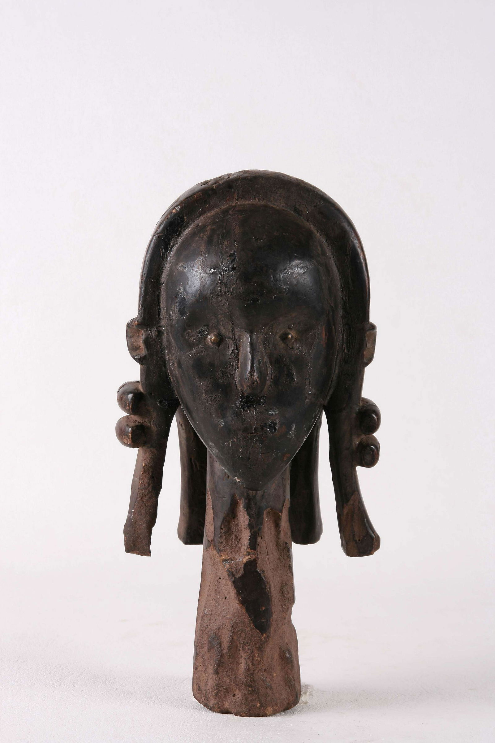 Tête de reliquaire en bois au visage concave (1 of 3)