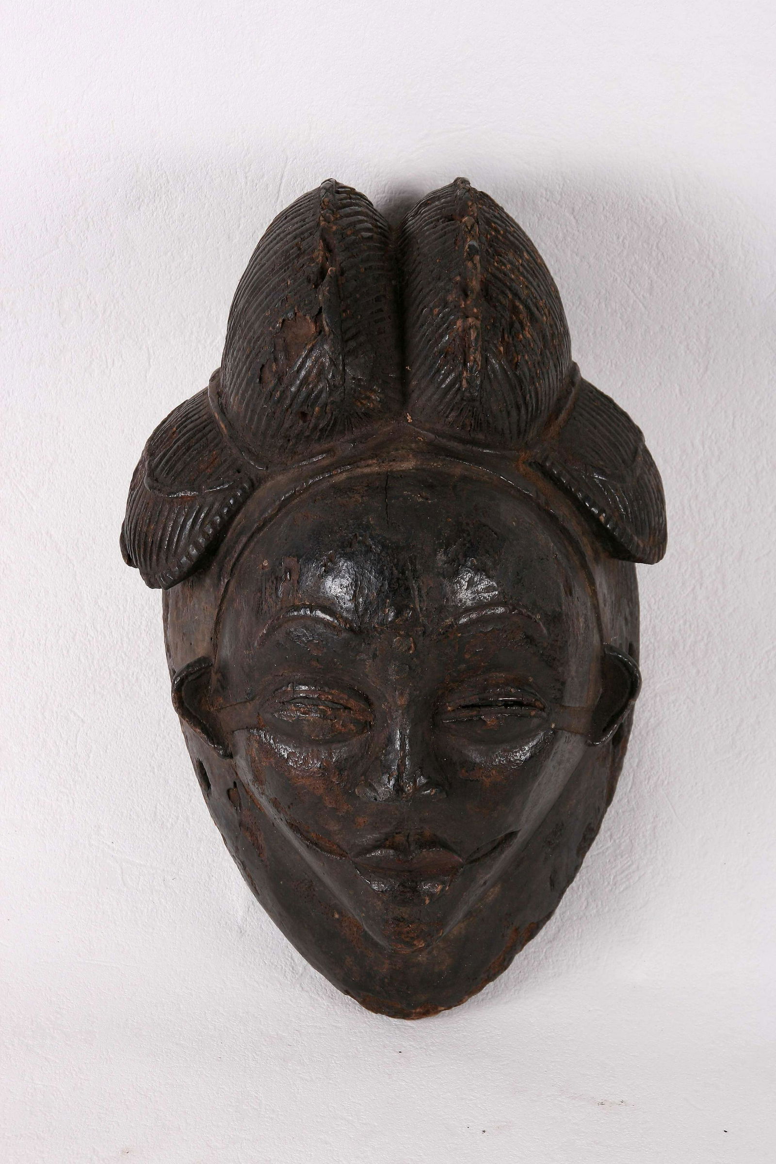 Masque noir de type ikwara en bois et pigments au (1 of 4)