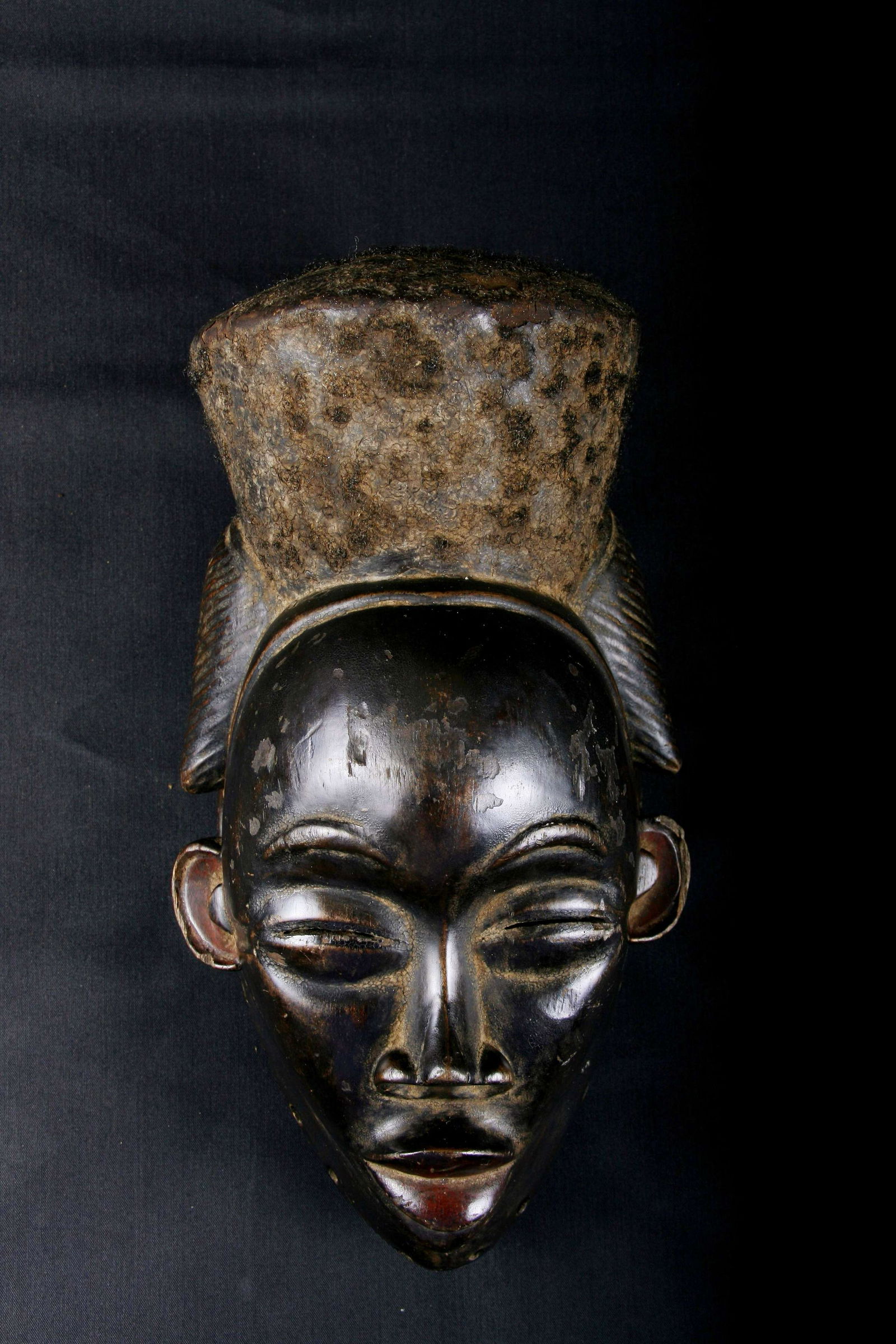 Masque de type ikwara en bois et pigments au visage (1 of 1)