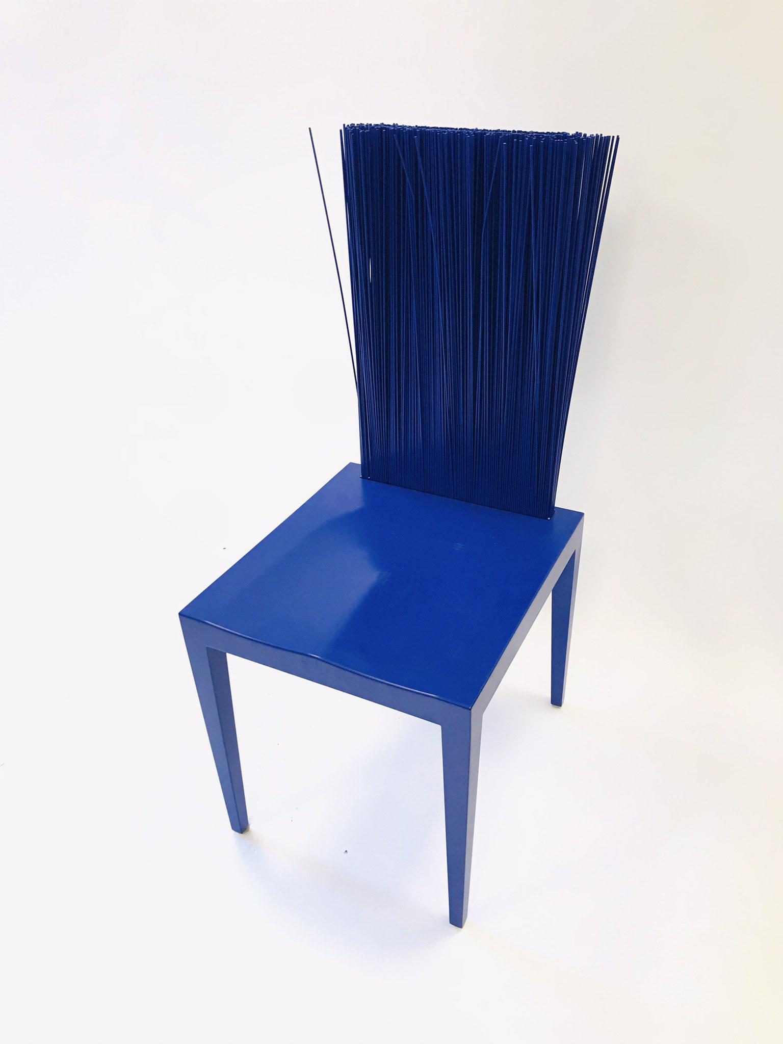 Fernando & Umberto CAMPANA - Edition EDRA: Fernando & Umberto CAMPANA - Edition EDRA Suite de 6 chaises modèle « Jenette » : 2 blanc, 2 bleu foncé et 2 bleu clair Structure en polyuréthane rigide moulé incluant un