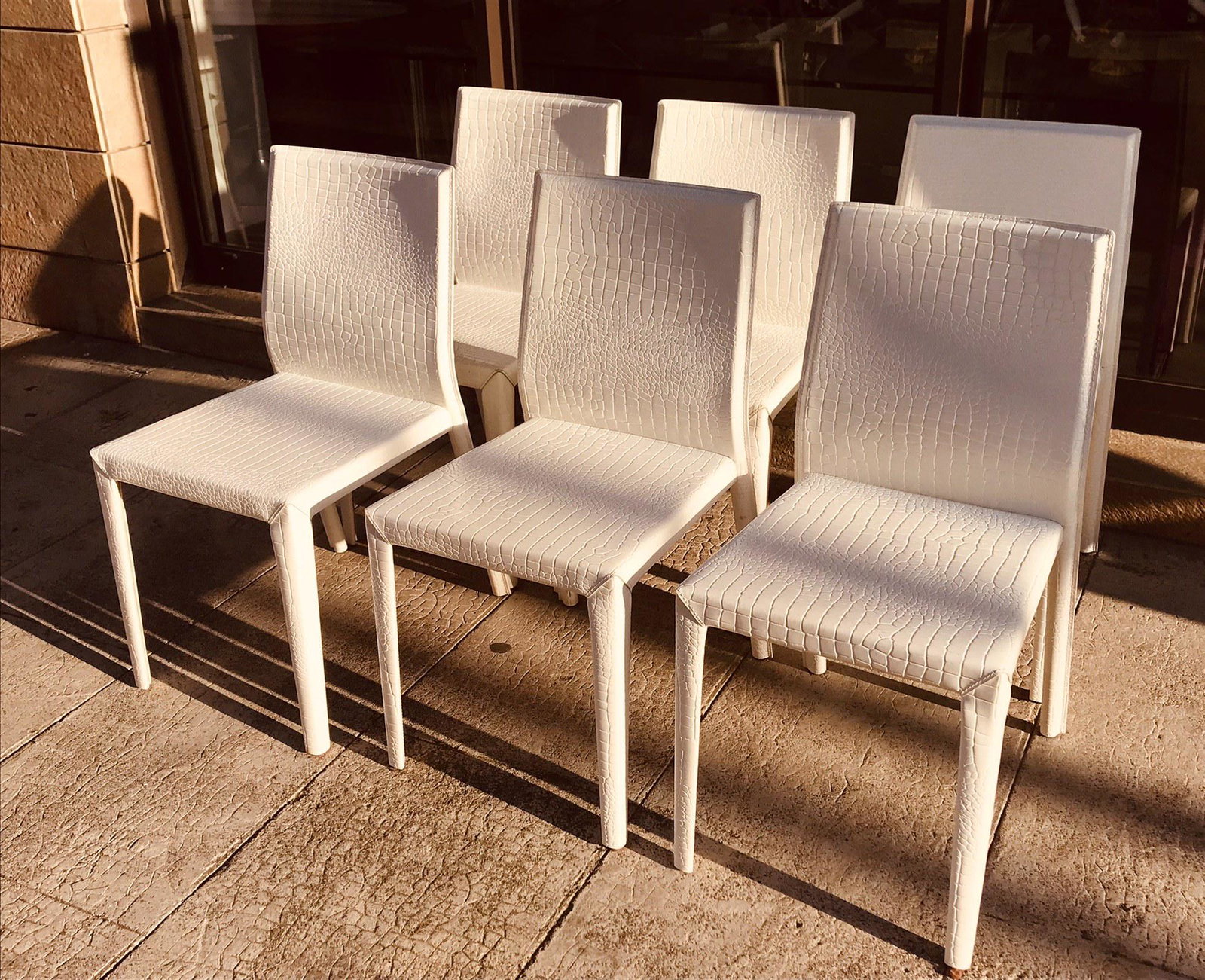CATTELAN ITALIA: CATTELAN ITALIA Série de six chaises garnies de cuir blanc Assise : 43 x 40 cm Provenance : Villa « Le toit bleu », Saint-Jean-Cap-Ferrat