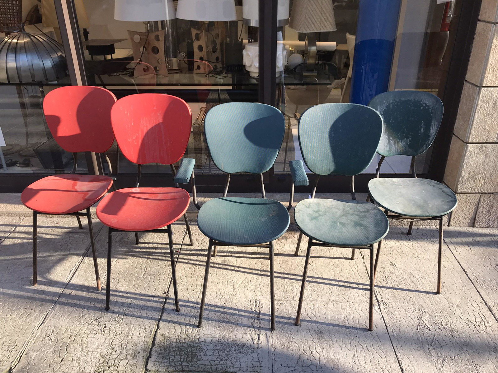 Travail des années 1950: Travail des années 1950 Suite de quatre chaises et un fauteuil en métal tubulaire et skaï rouge et vert H : 83 cm