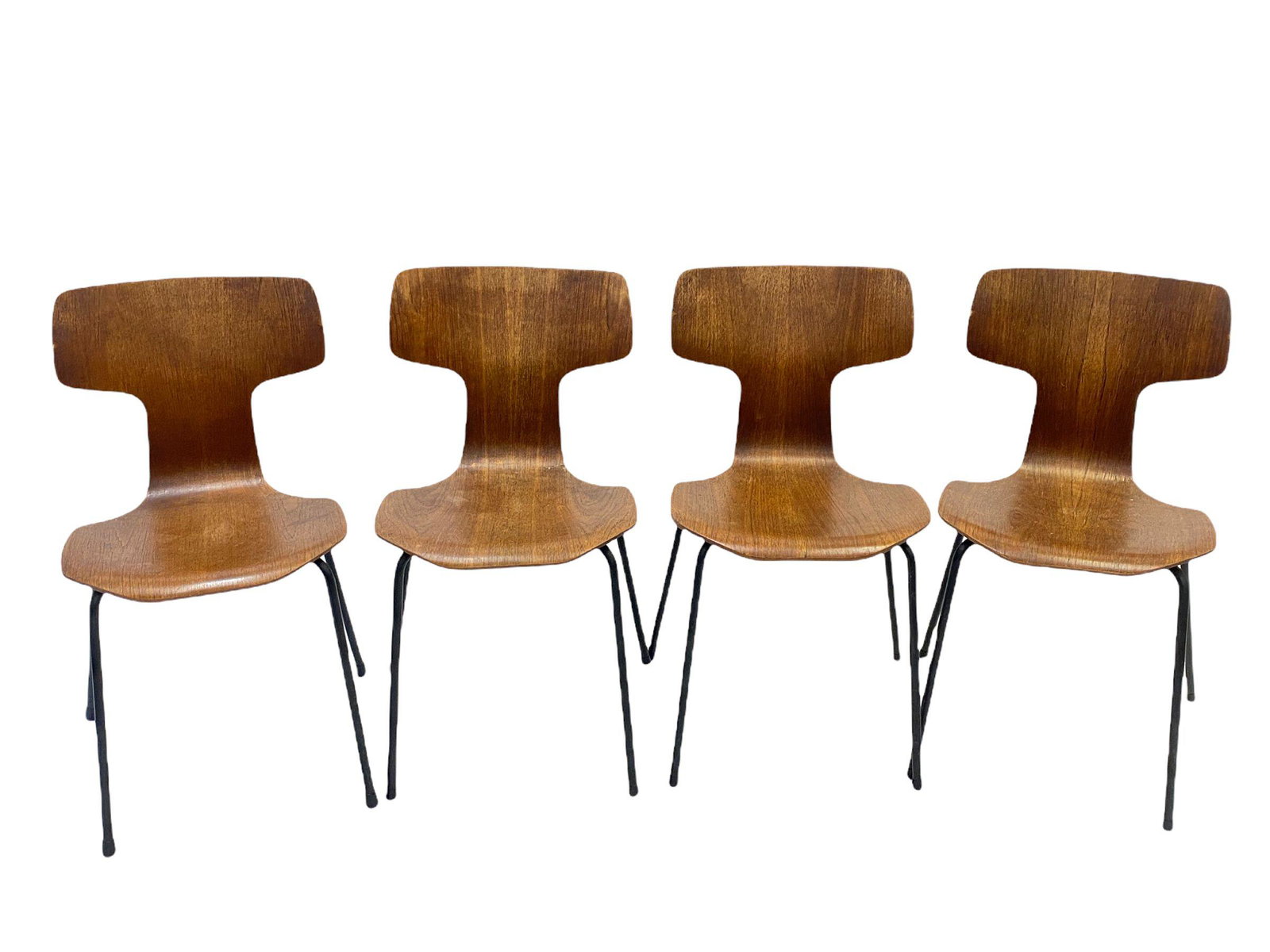 Arne JACOBSEN (1902-1971) - Edition FRITZ HANSEN: Arne JACOBSEN (1902-1971) - Edition FRITZ HANSEN Suite de quatre chaises "3103", piétement quadripode en métal tubulaire laqué noir, assise et dossier en contreplaqué thermoform