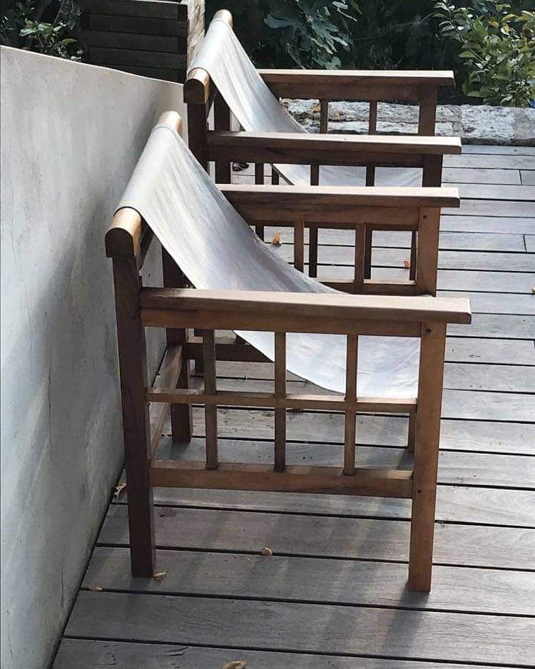 Robert MALLET-STEVENS, vers 1925: Robert MALLET-STEVENS, vers 1925 Paire de fauteuils modernistes à assises tendues en toile écrue sur des structures en bois formant accoudoirs manchettes sur des flancs quadrillés et qu