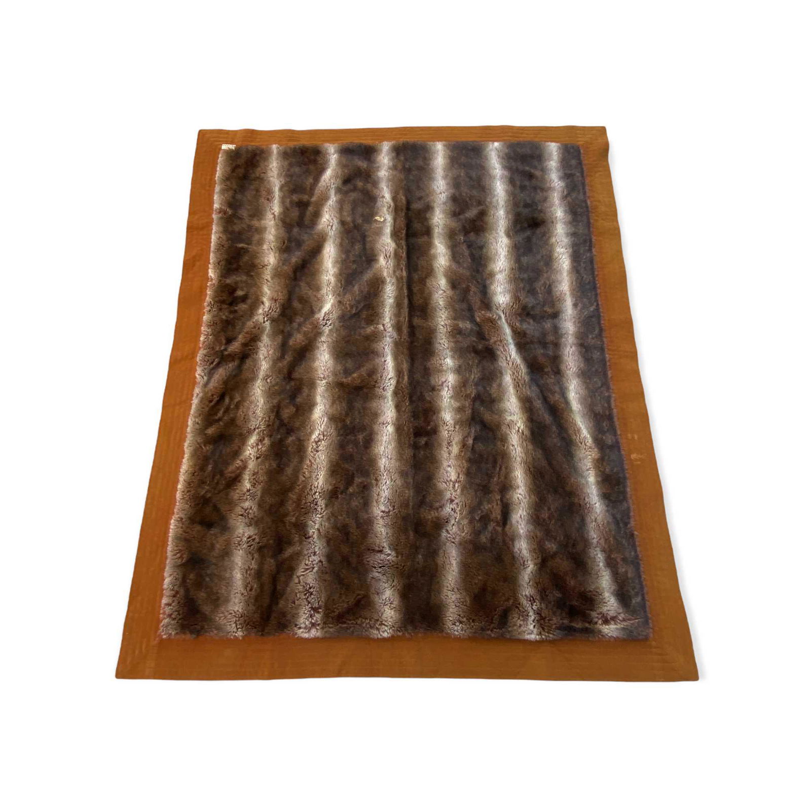 HERMES Couverture en fourrure avec doublure en laine de chameau. 190 x 160 cm (trous de mite à: HERMES Couverture en fourrure avec doublure en laine de chameau. 190 x 160 cm (trous de mite à la doublure)