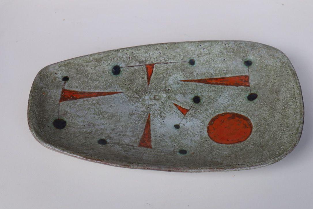 Véra SZÉKELY, Pierre SZÉKELY et André BORDERIE (XX) Coupe de forme libre en: Véra SZÉKELY, Pierre SZÉKELY et André BORDERIE (XX) Coupe de forme libre en céramique émaillée à motifs incisés orange et noir sur fond nuancé vert p&