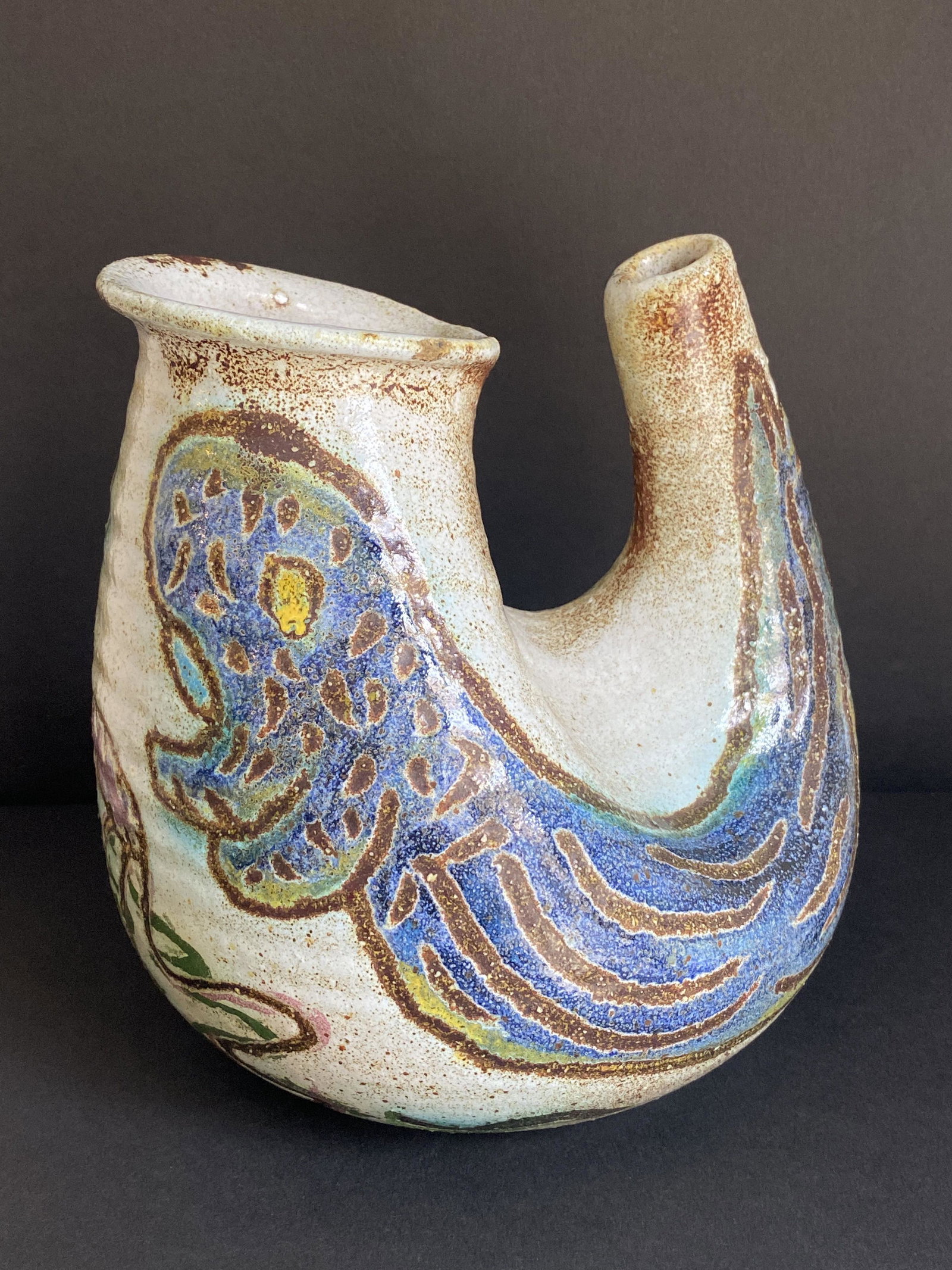 ACCOLAY (act.1945-1992) Vase double en terre de faïence rouge émaillée polychrome: ACCOLAY (act.1945-1992) Vase double en terre de faïence rouge émaillée polychrome à décor de baleines Cachet dessous H : 20 cm