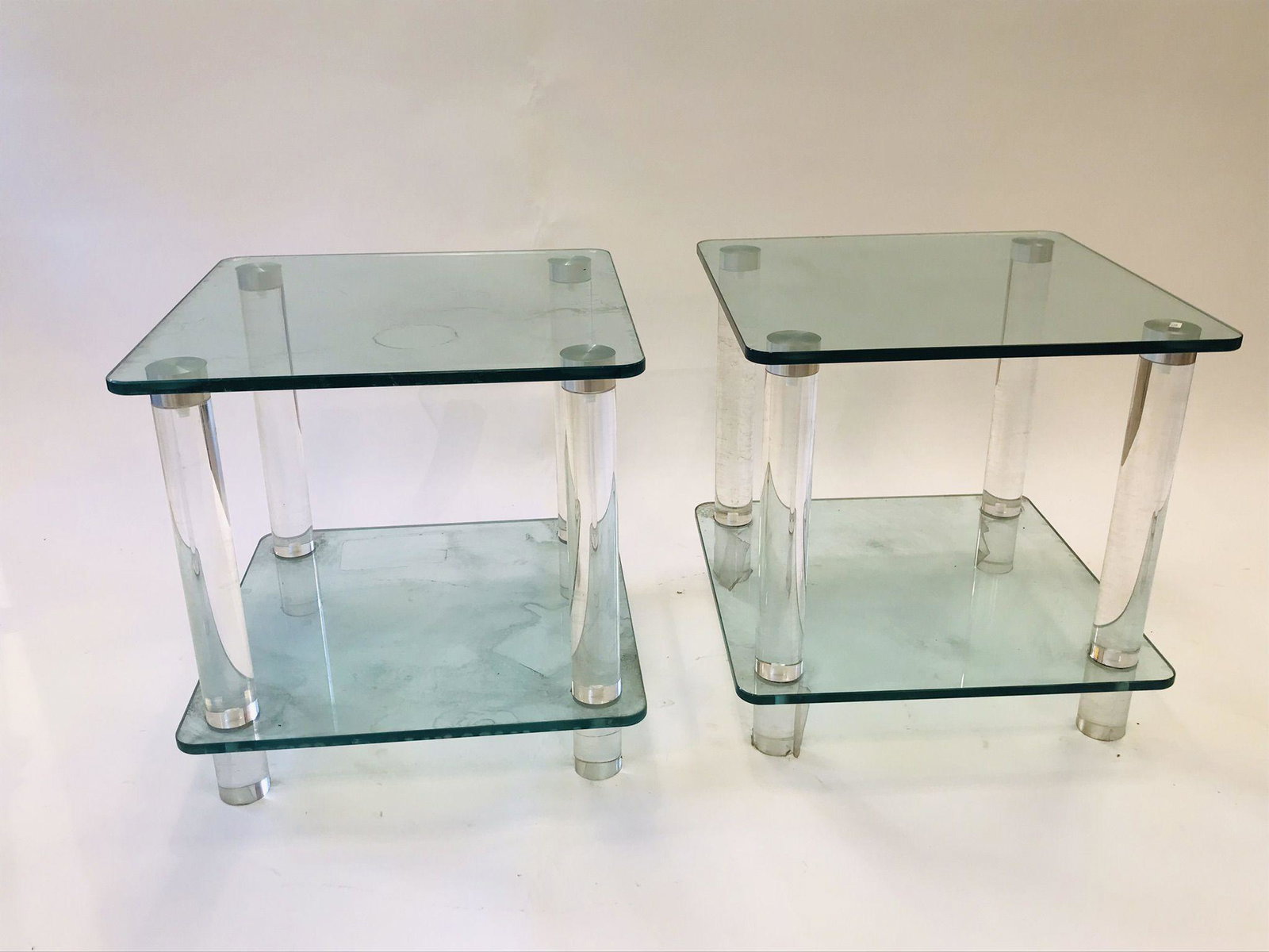 Travail des années 1980 Paire de bouts de canapé en verre et montants en plexiglas 55 x 55 (1 of 1)