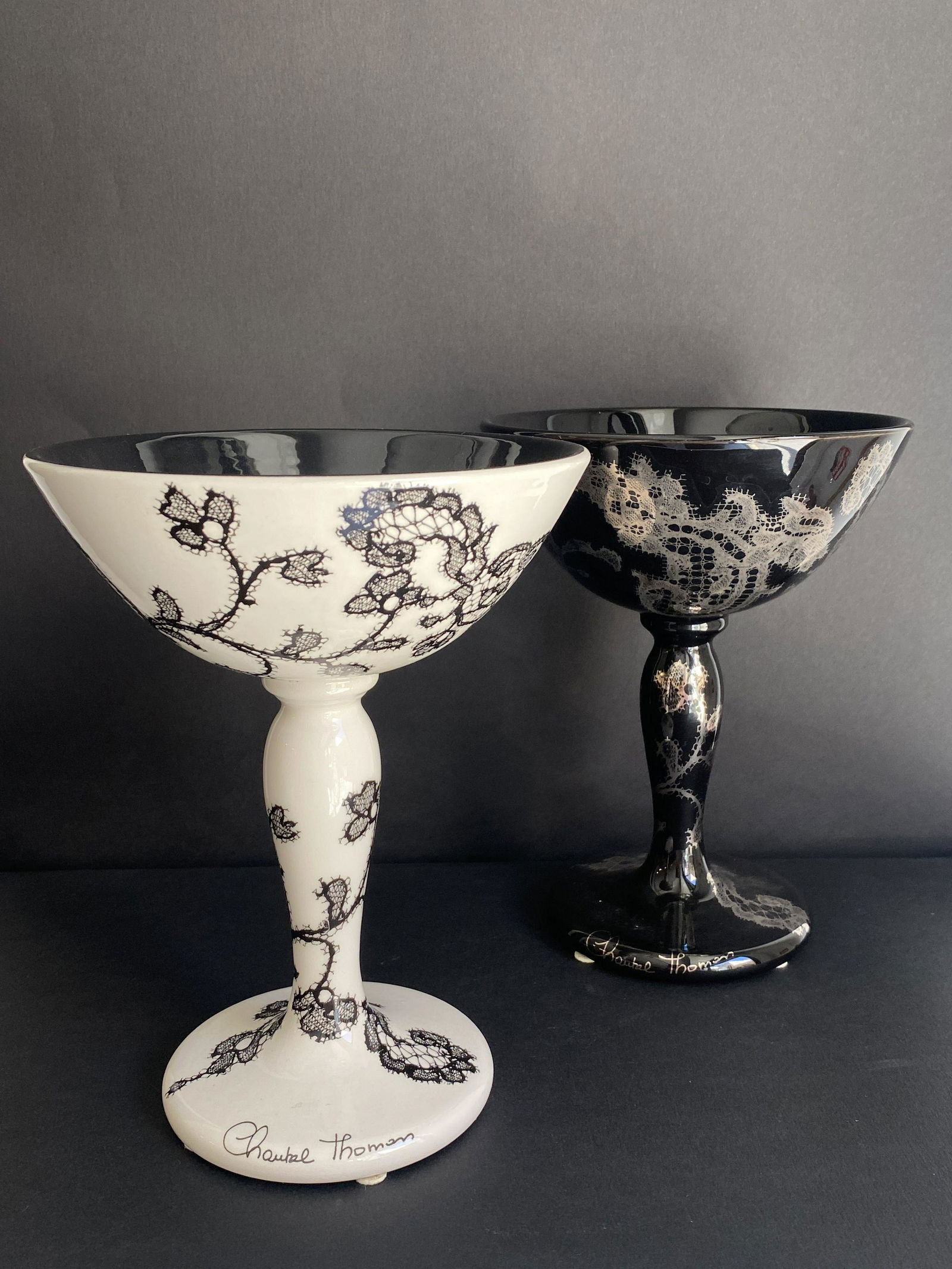 Chantal THOMASS (1957) pour ROMETTI Paire de coupes sur pied en faïence à motif de: Chantal THOMASS (1957) pour ROMETTI Paire de coupes sur pied en faïence à motif de dentelle noir et blanc H : 20 cm